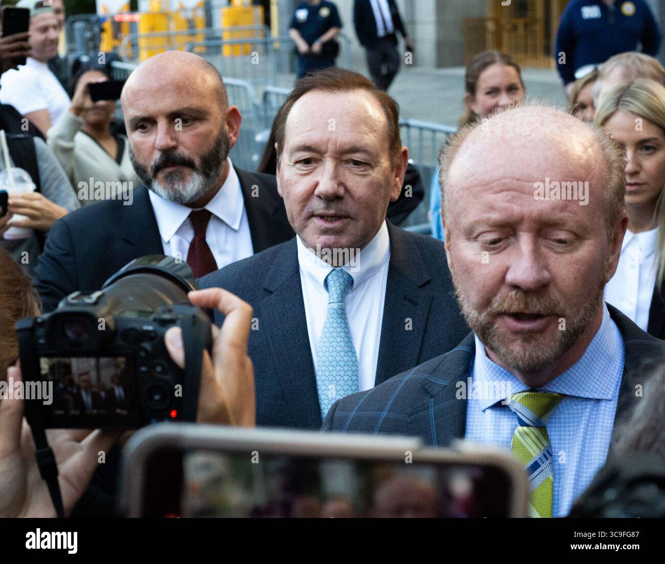20. Oktober 2022: Eine New Yorker Jury hat Kevin Spacey am Donnerstag für den Angriff und den Batteriefall, den der Schauspieler Anthony Rapp in einer Zivilklage von 40 Millionen Dollar vorgebracht hat, nicht haftbar gemacht. DATEIFOTO AUFGENOMMEN AM: 6. Oktober 2022, New York, New York, USA: KEVIN SPACEY, Center, verlässt das Bundesgericht in Manhattan nach dem ersten Tag des Zivilprozesses gegen Anthony Rapp. (Foto: © Molly Crane-Newman/New York Daily News via ZUMA Press Wire) Stockfoto