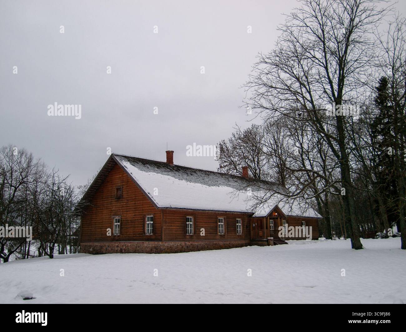 Palamuse Parish School im Winter, Inspiration für Oskar LUTs Roman „Kevade“ und Drehort des estnischen Klassikers von 1969, Palamuse, Estoni Stockfoto