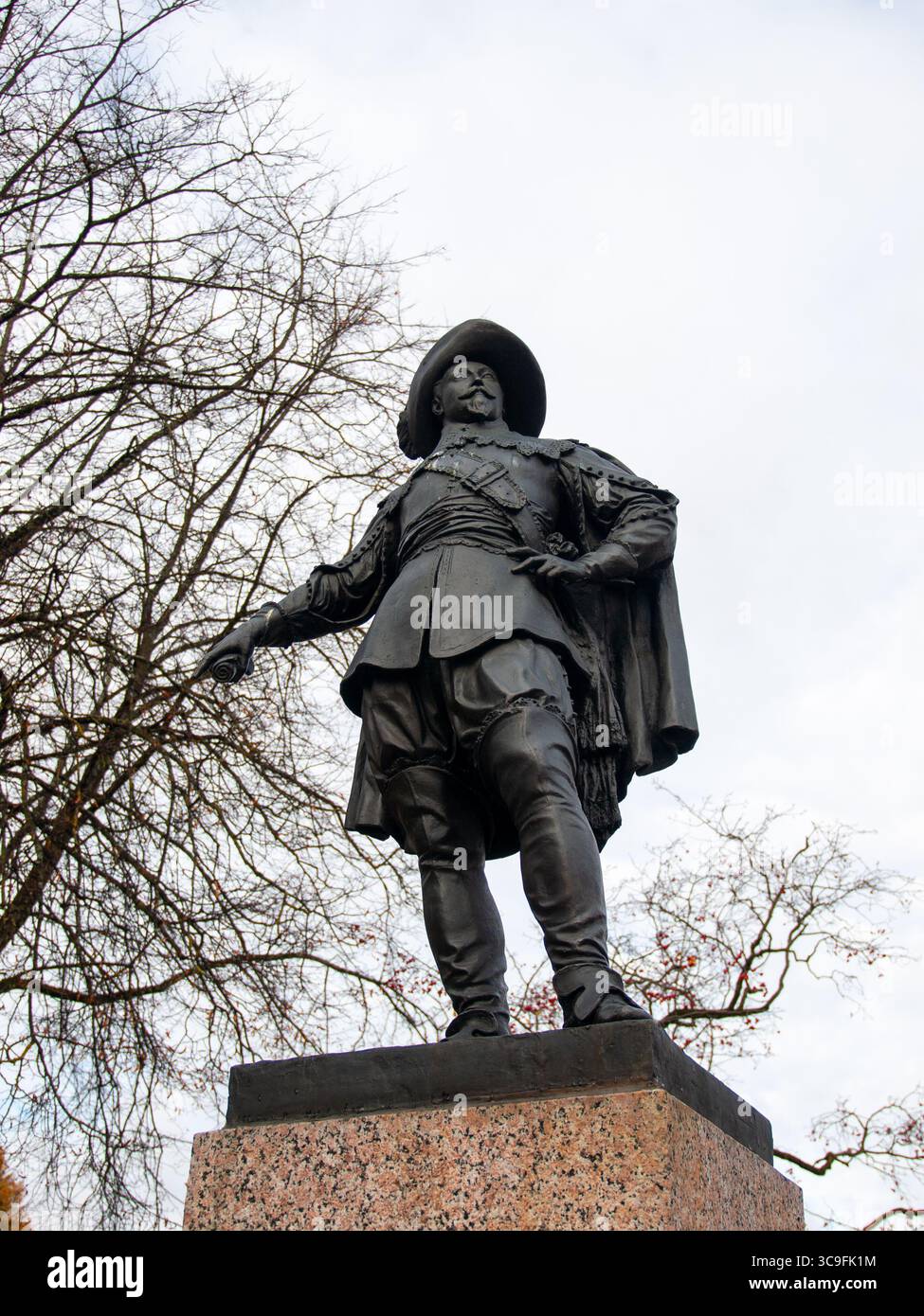 Statue von König Gustav II. Adolf, Gründer der Universität von Tartu, auf dem Gustav-Adolf-Platz in Tartu, Estland, ein historisches akademisches Wahrzeichen Stockfoto