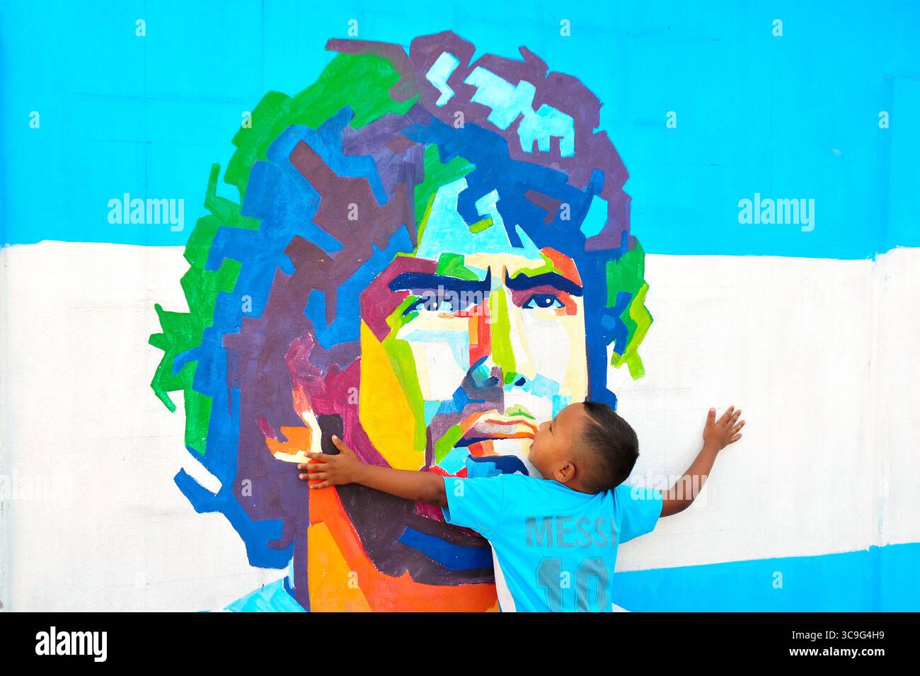 Dezember 2022: 10. Dezember 2022. Sylhet-Bangladesch: Ein junger Argentinien-Fan vor einem Wandbild seines Helden DIEGO MARADONA, nachdem er das Viertelfinale der Weltmeisterschaft gegen die Niederlande gewonnen hatte (Foto: © MD Rafayat Haque Khan/ZUMA Press Wire) Stockfoto