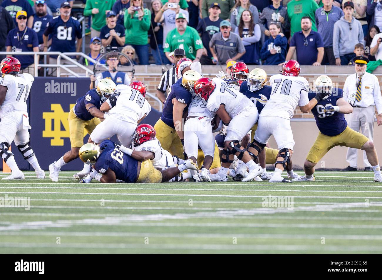 22. Oktober 2022: Der UNLV Running Back Jordan Younge-Humphrey (29) erzielt im Notre Dame Stadium in South Bend (Indiana) einen Touchdown während der NCAA-Football-Action zwischen den UNLV-Rebellen und den Notre Dame Fighting Irish. Notre Dame besiegte die UNLV mit 44:21. John Mersits/CSM. (Kreditbild: © John Mersits/CSM via ZUMA Press Wire) Stockfoto