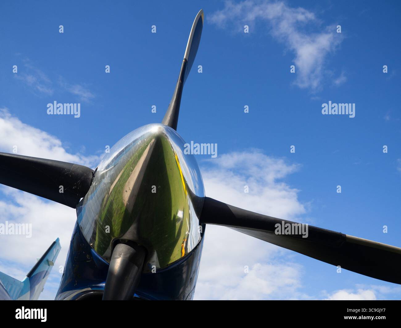 Nahaufnahme von Flugzeugpropeller und Drehscheibe gegen blauem Himmel, Details von Flugzeugen der allgemeinen Luftfahrt reflektieren Licht und Himmel Stockfoto