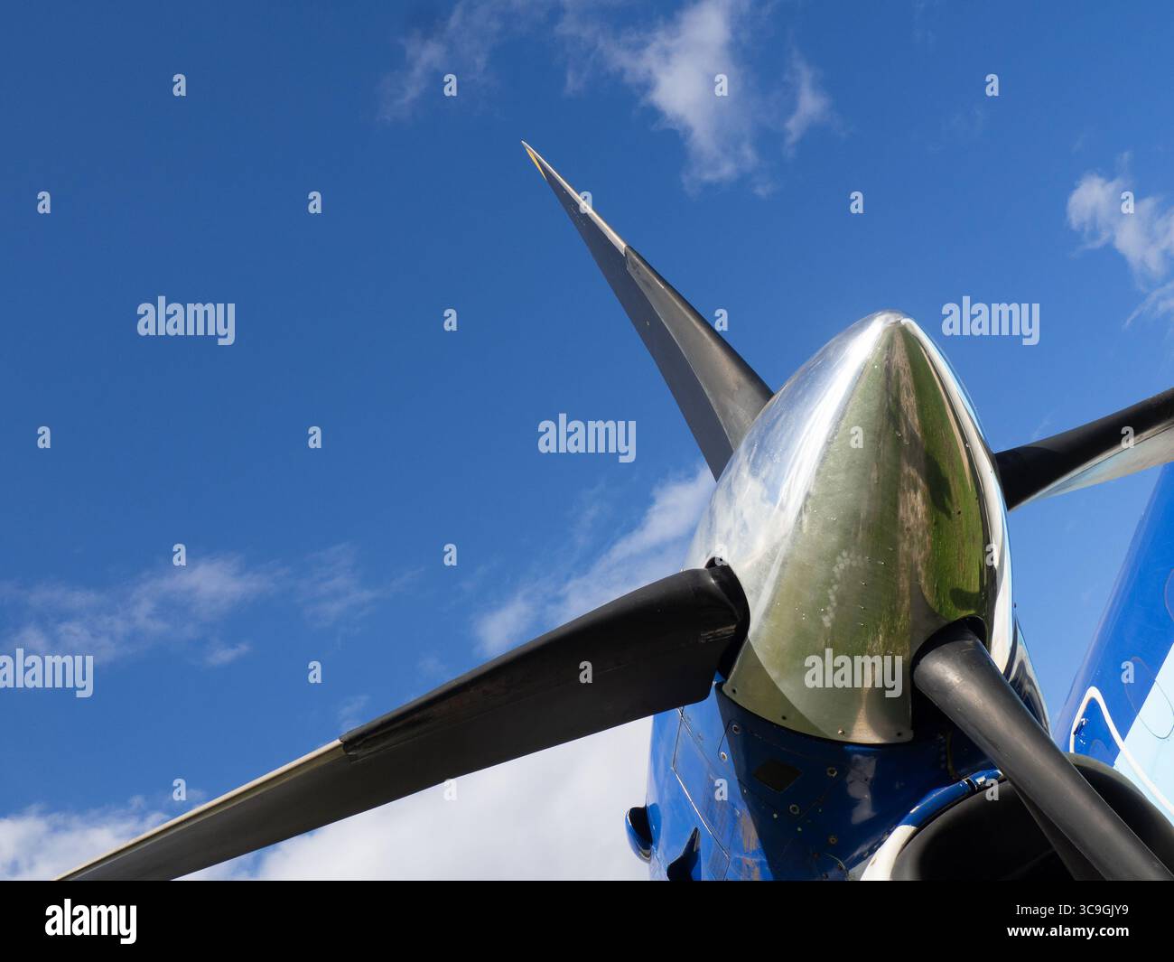 Nahaufnahme von Flugzeugpropeller und Drehscheibe gegen blauem Himmel, Details von Flugzeugen der allgemeinen Luftfahrt reflektieren Licht und Himmel Stockfoto