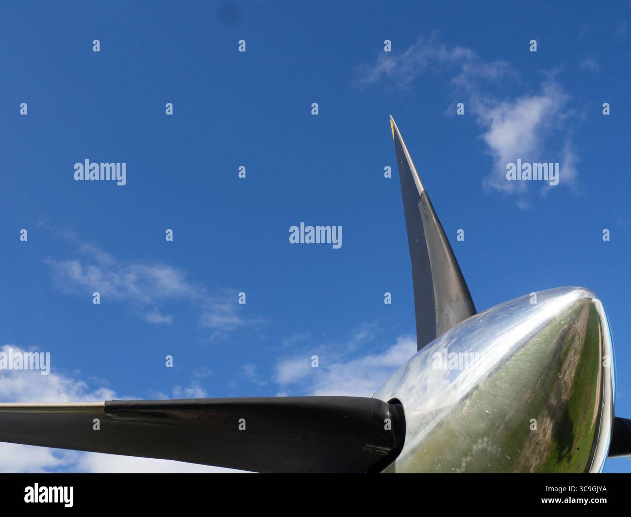 Nahaufnahme von Flugzeugpropeller und Drehscheibe gegen blauem Himmel, Details von Flugzeugen der allgemeinen Luftfahrt reflektieren Licht und Himmel Stockfoto