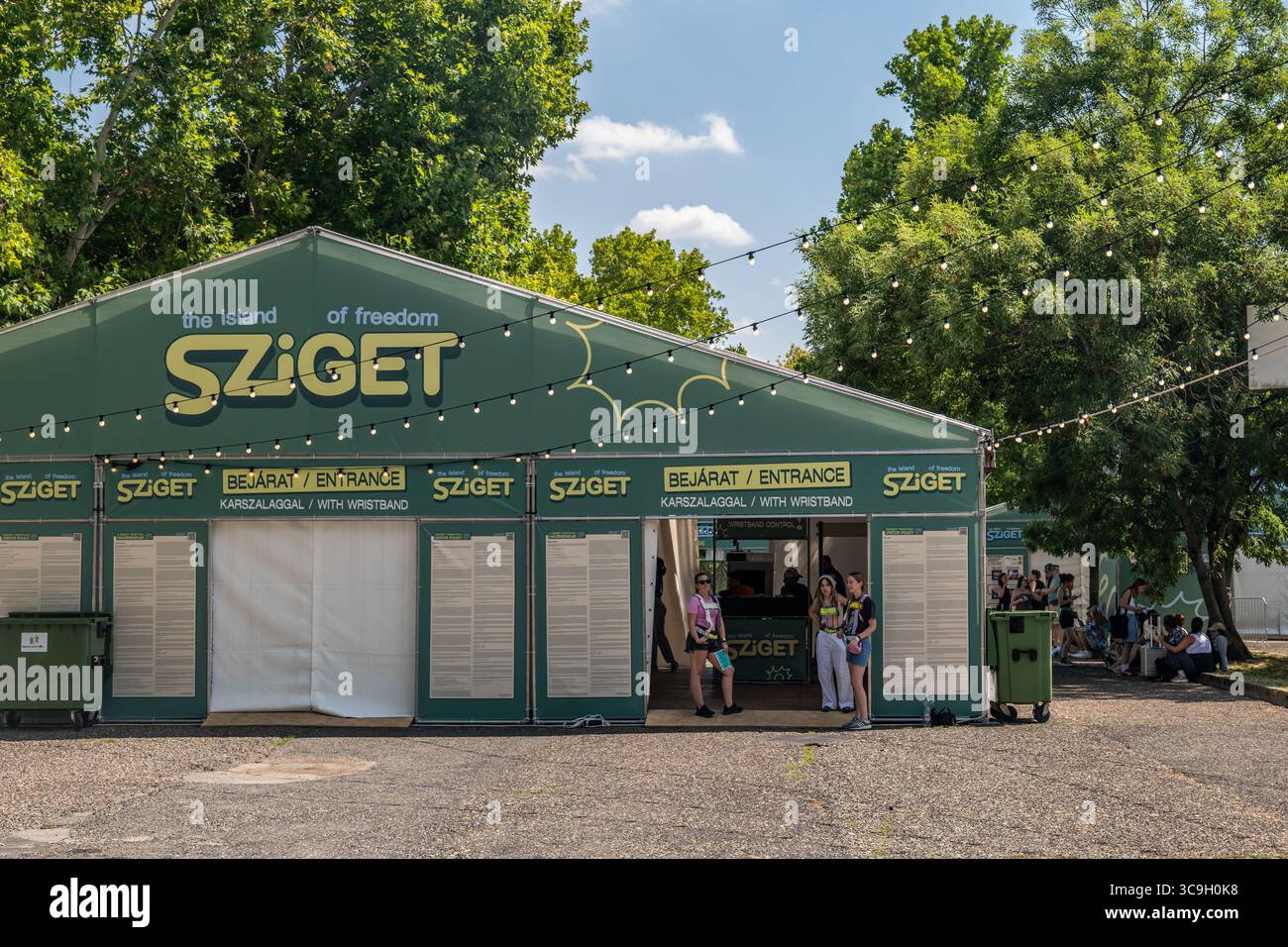 Budapest, Ungarn – 5. August 2025: Mitarbeiter erwarten die ersten Besucher des Sziget Festivals 2025 unter der hellen Sommersonne. Das Festival wird morgen, den 6. August, offiziell eröffnet und heißt Tausende von Besuchern zu einem der größten Musik- und Kulturveranstaltungen Europas willkommen. Colin Darbyshire, Alamy Live News Stockfoto