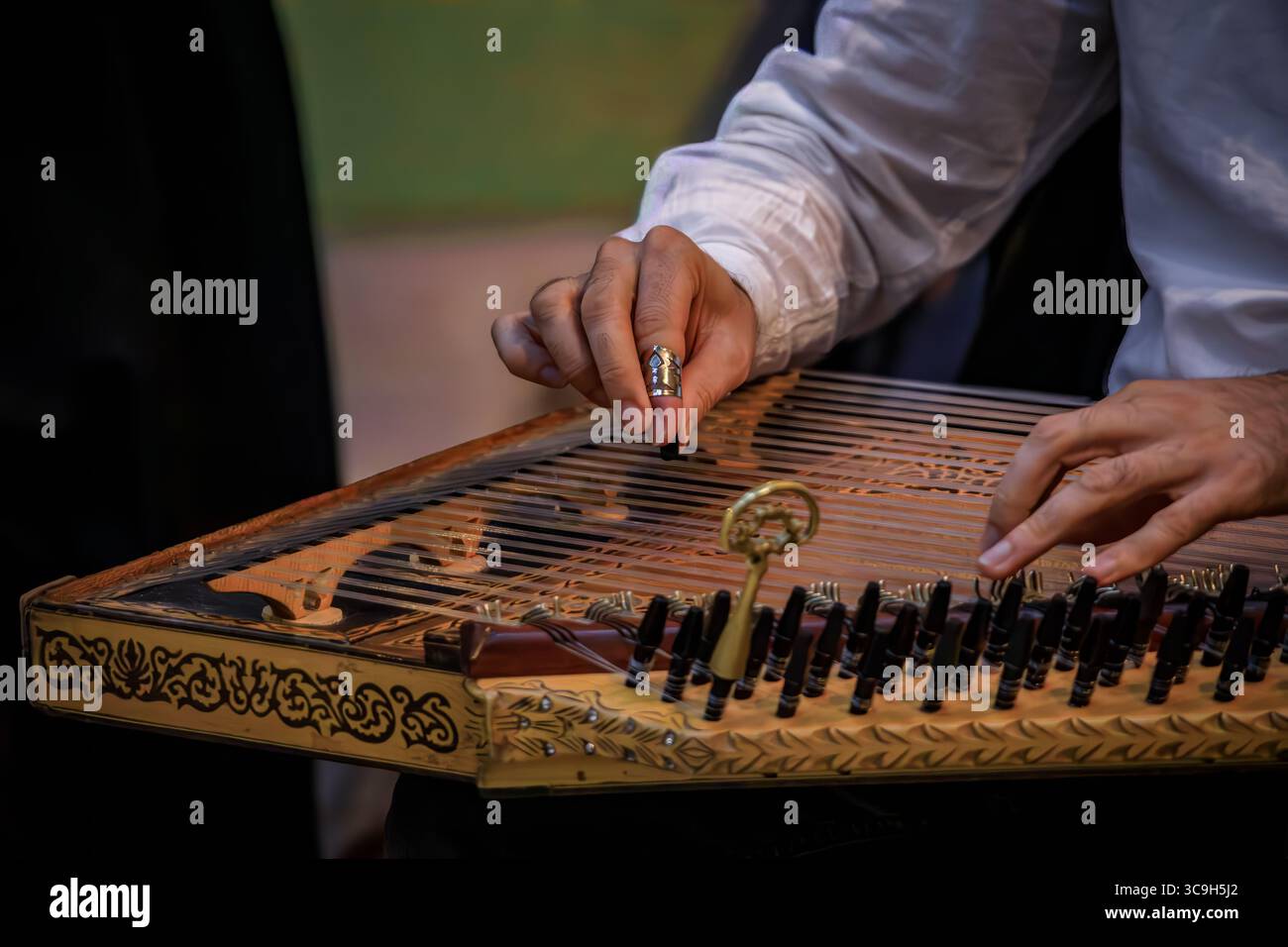 Nahaufnahme eines Musikers, der ein traditionelles, kunstvolles türkisches Kanun spielt, ein Streichinstrument aus dem Nahen Osten mit Metallpicks in Istanbul, Türkei Stockfoto