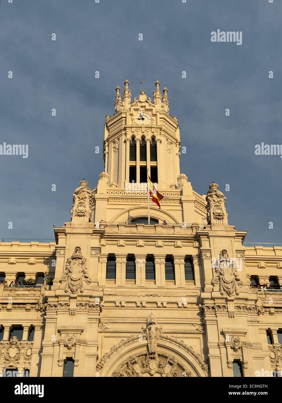 Der Palacio de Cibeles, einst ein Postamt, heute Sitz des Rathauses von Madrid, ist ein Meisterwerk des Stolzes der Bürger und der architektonischen Pracht. Stockfoto