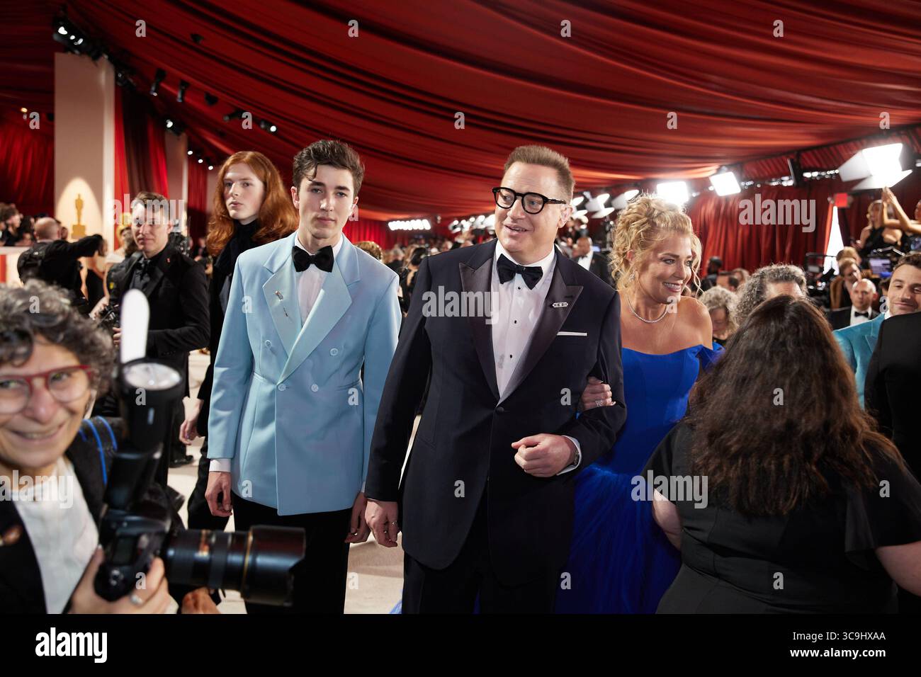 Am 12. März 2023, Hollywood, Kalifornien, USA: Oscar-nominierter Brendan Fraser (2. Aus R) trifft am Sonntag, den 12. März 2023, mit Leland Fraser (FAR L), Holden Fraser und Jeanne Moore auf dem roten Teppich der 95. Oscars im Dolby Theatre in Ovation Hollywood ein. (Kreditbild: © AMPAS/ZUMA Press Wire Service) Stockfoto