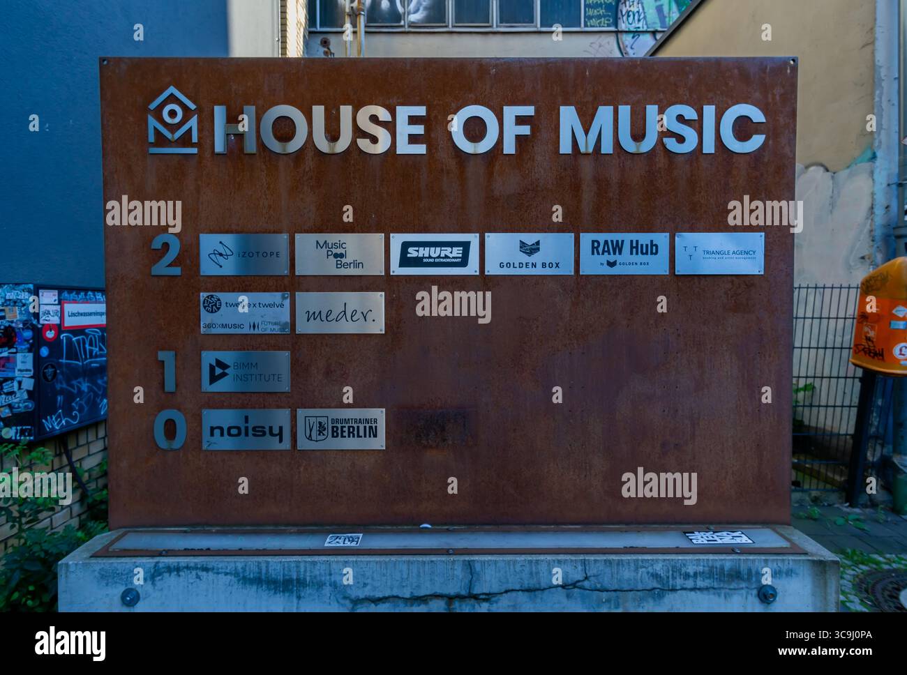 Zeichen des Hauses der Musik in Berlin Friedrichshain mit Musikmarken und Unternehmen der Kreativbranche. Stockfoto