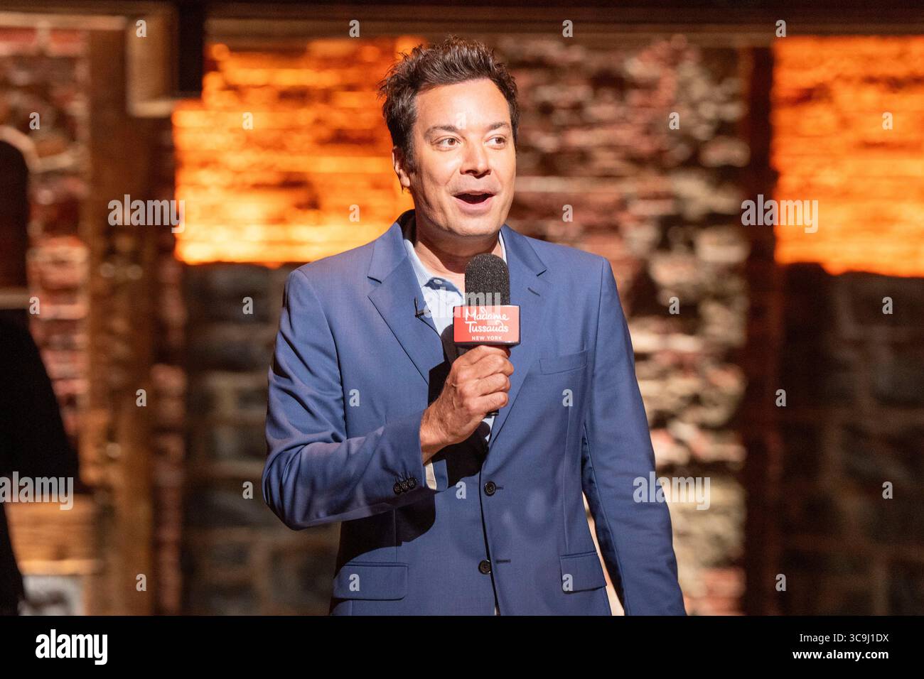 New York, Usa. August 2025. NEW YORK, NEW YORK – 5. AUGUST: Jimmy Fallon stellt Lin-Manuel Miranda vor, um Lin-Manuel Mirandas Wachsfigur Madame Tussauds zu zeigen, anlässlich der Show zum 10. Jahrestag Hamilton am 5. August 2025 im Richard Rodgers Theatre in New York City. Quelle: Ron Adar/Alamy Live News Stockfoto