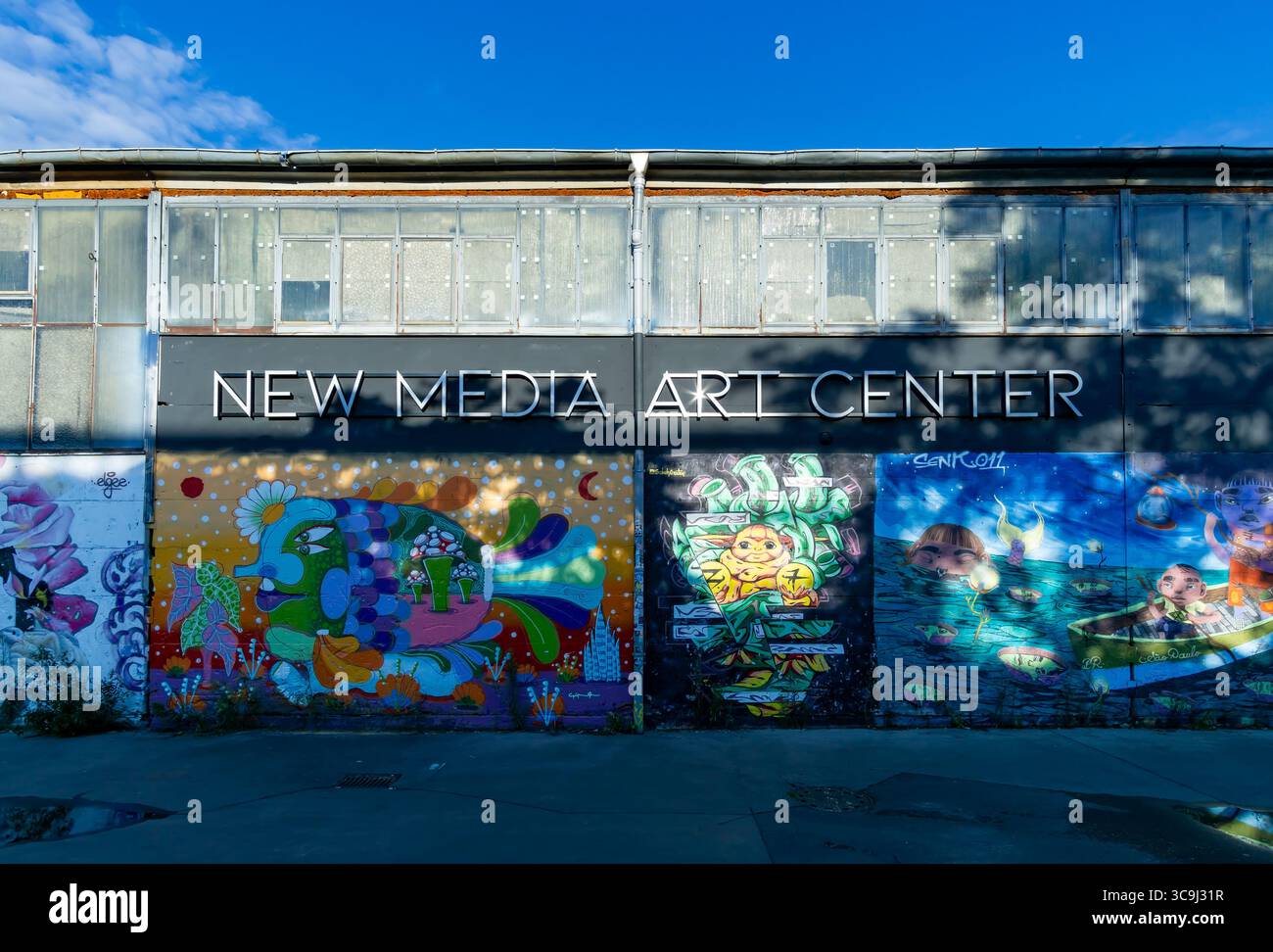 Weitwinkelaufnahme des New Media Art Center in Berlin Friedrichshain mit farbenfrohen Graffiti und Street Art. Stockfoto