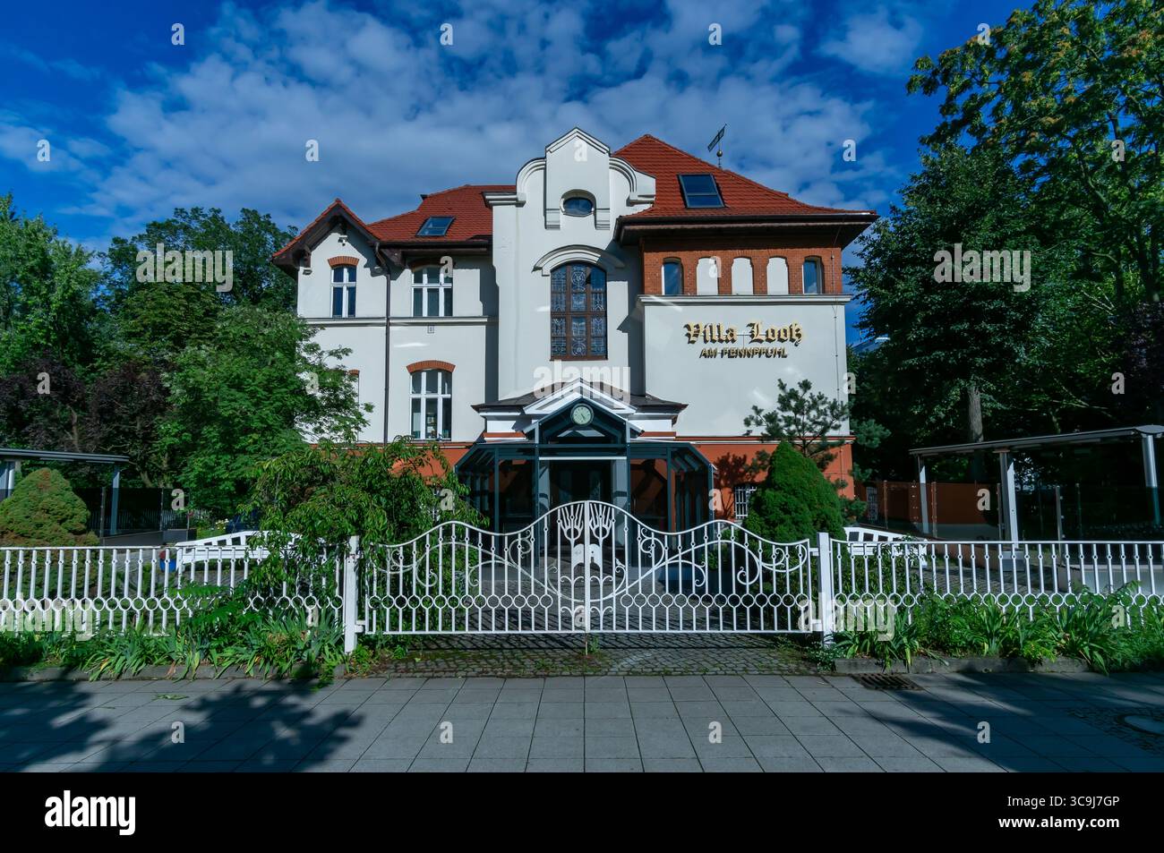 Neoklassizistische Villa Looß am Fennpfuhl in Berlin Lichtenberg, beliebter Veranstaltungsort, fotografiert an einem klaren Sommertag. Stockfoto
