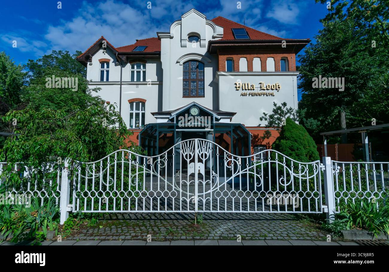 Neoklassizistische Villa Looß am Fennpfuhl in Berlin Lichtenberg, beliebter Veranstaltungsort, fotografiert an einem klaren Sommertag. Stockfoto