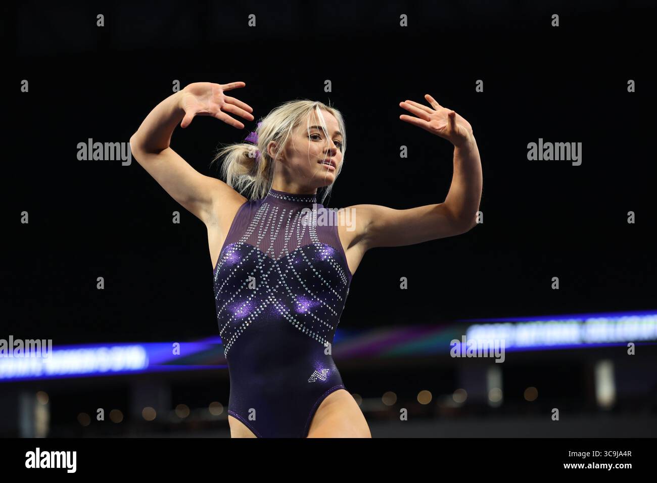 12. April 2023: Olivia Dunne (LSU) während des Podiumstrainings bei den NCAA Women's Gymnastics Championships in der Dickie's Arena in Fort Worth, Texas. Melissa J. Perenson/CSM (Kreditbild: © Melissa J. Perenson/CSM via ZUMA Press Wire) Stockfoto