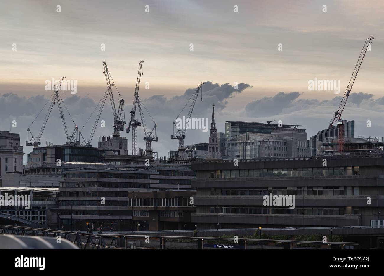 London, Großbritannien - 31. Mai 2025 - ein Stadtbild von London mit einer markanten Präsenz von Baukränen, die die Skyline mit verschiedenen Gebäuden dominieren Stockfoto