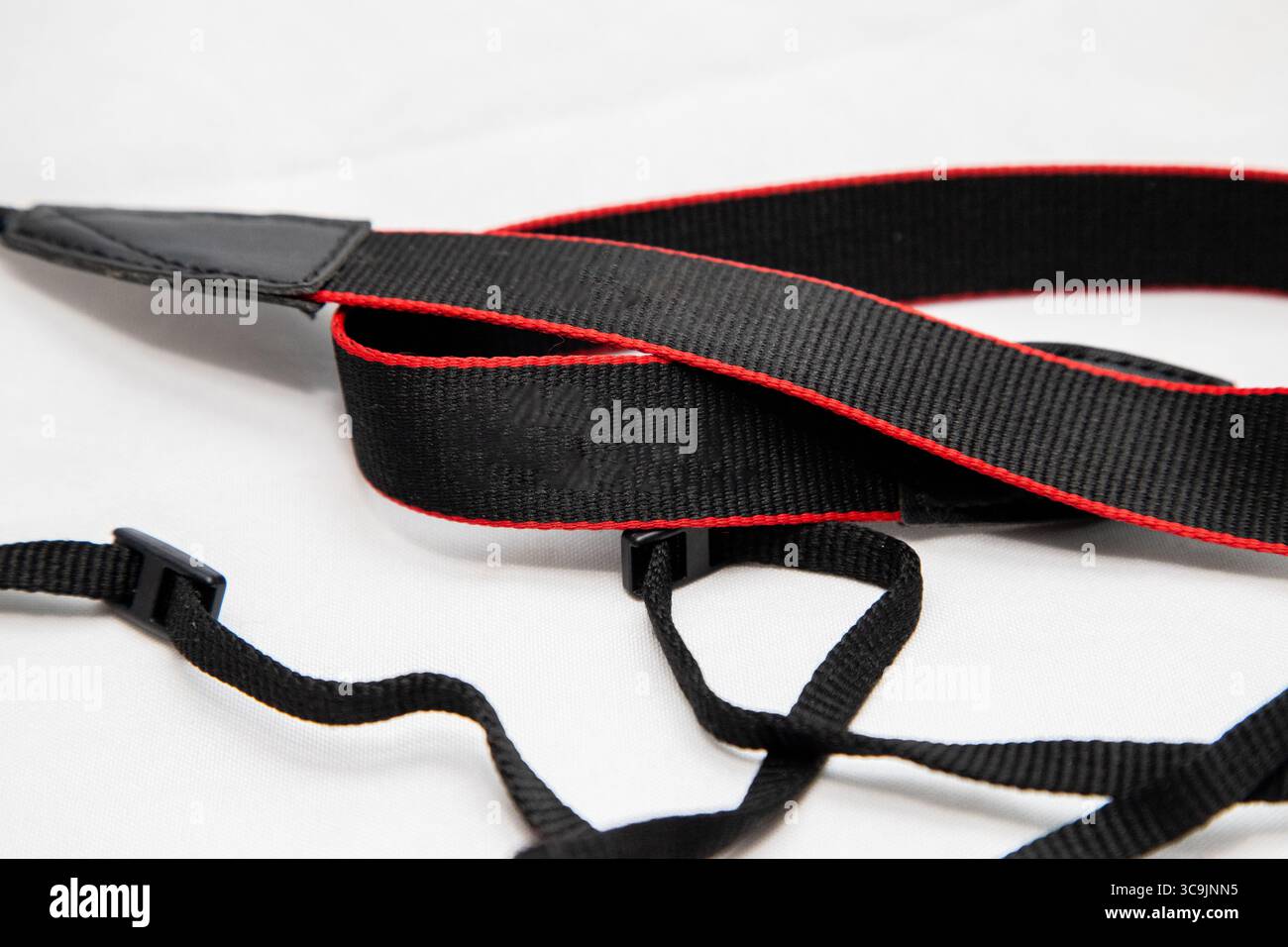 Armband für Kameraunterstützung mit weißem Hintergrund in Rio de Janeiro, Brasilien. Stockfoto