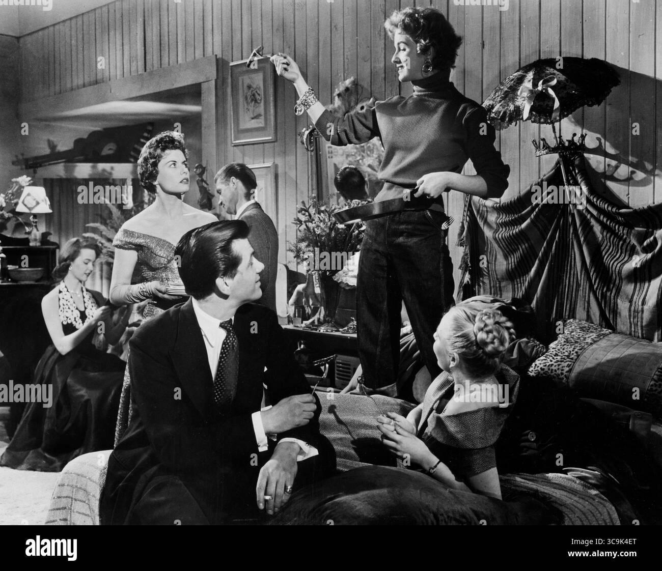 23. Juni 2021: Eunice Gayson (stehend links), am Set des britischen Films, ''Dance Little Lady'', Renown Pictures, Trans-Lux Distribution Corporation, 1954 (Credit Image: © JT Vintage/Glasshouse Via ZUMA Press Wire) Stockfoto