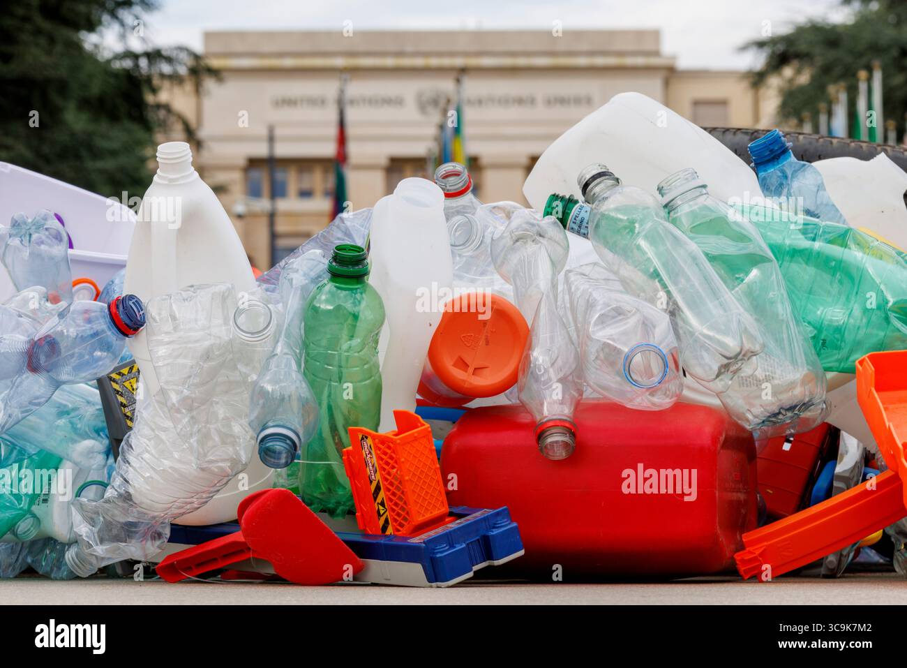 Der Umweltkünstler Benjamin von Wong und seine Installation „The Thinker's Burde“ vor dem Hauptquartier der Vereinten Nationen in Genf. Die Installation wurde in Zusammenarbeit mit der Minderoo Foundation, SLS Illusions und mit der Hilfe von einem Dutzend Freiwilligen durchgeführt. Während der Verhandlungswoche um den Global Plastic Treaty wird die Skulptur langsam in Plastikmüll verwickelt sein. Quelle: Orjan Ellingvag/Alamy Live News Stockfoto