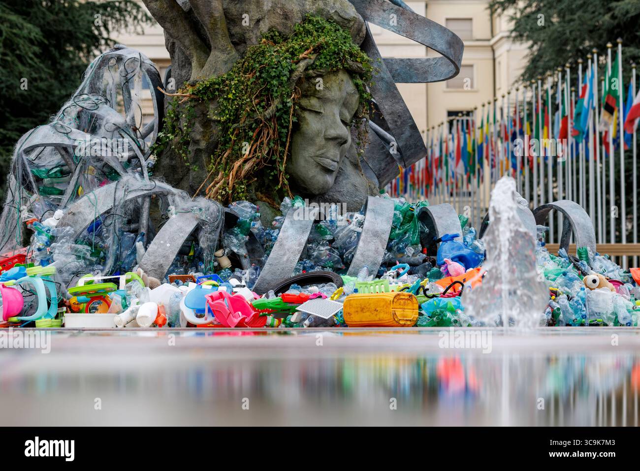 Der Umweltkünstler Benjamin von Wong und seine Installation „The Thinker's Burde“ vor dem Hauptquartier der Vereinten Nationen in Genf. Die Installation wurde in Zusammenarbeit mit der Minderoo Foundation, SLS Illusions und mit der Hilfe von einem Dutzend Freiwilligen durchgeführt. Während der Verhandlungswoche um den Global Plastic Treaty wird die Skulptur langsam in Plastikmüll verwickelt sein. Quelle: Orjan Ellingvag/Alamy Live News Stockfoto