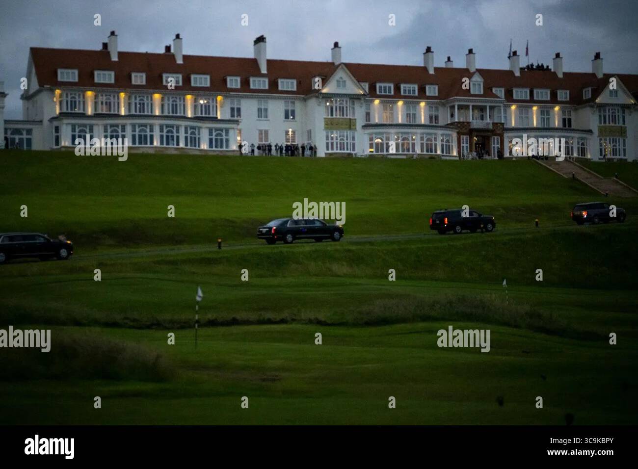Während des Besuchs von Präsident Trump in Schottland nähert sich die Autokolonne des Präsidenten dem Trump Turnberry Resort in der Abenddämmerung. Juli 2025. Bild mit freundlicher Genehmigung des Weißen Hauses. Stockfoto