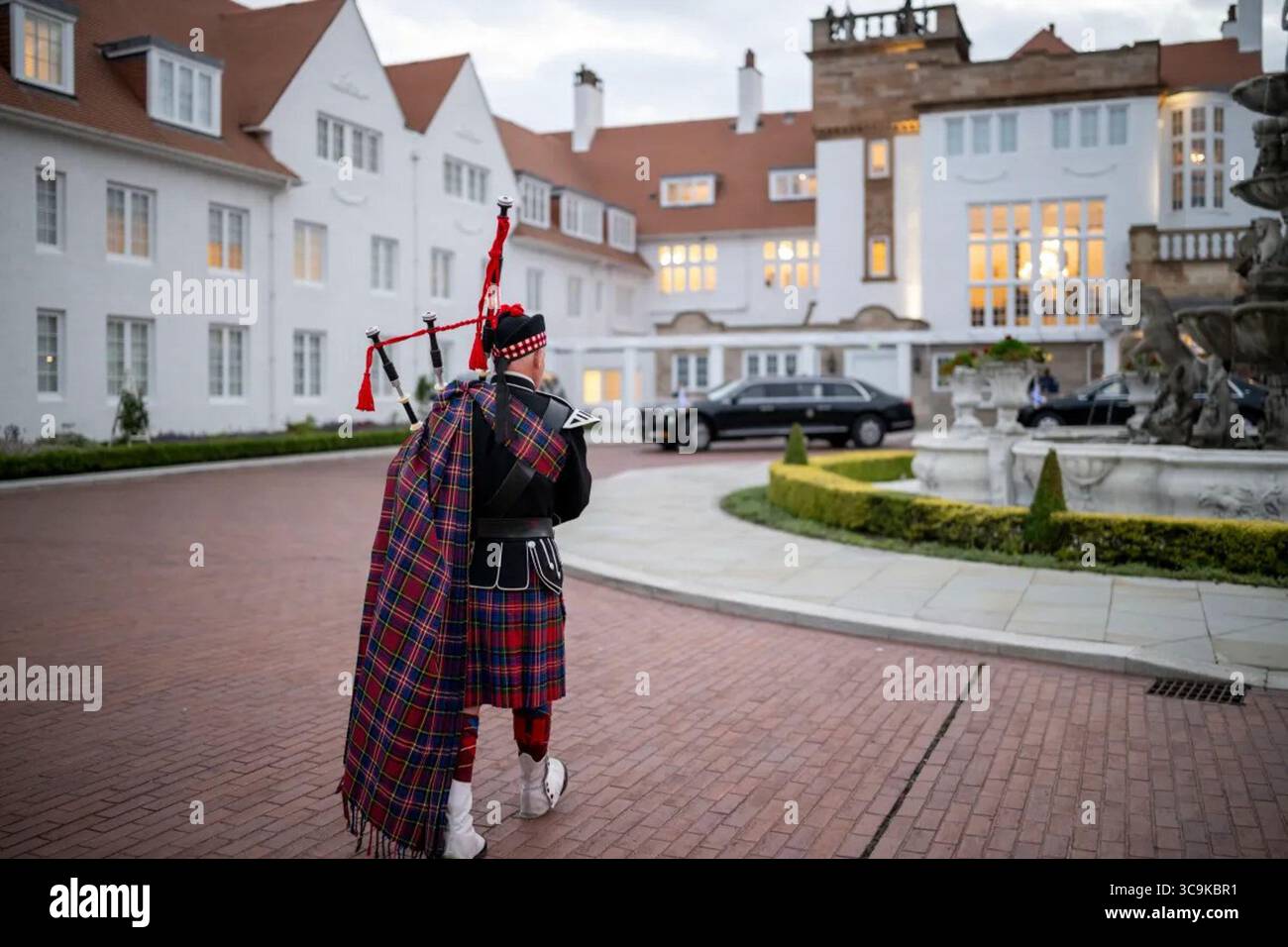 Ein traditioneller schottischer Bagpiper begrüßt die Autokolonne des Präsidenten vor dem Trump Turnberry Resort. Schottland. Juli 2025. Bild mit freundlicher Genehmigung des Weißen Hauses. Stockfoto