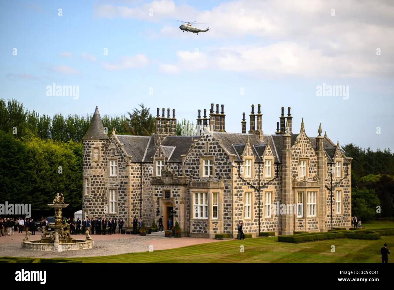 Präsident Donald J. Trump kommt während seines offiziellen Besuchs im MacLeod House & Lodge in Aberdeen, Schottland, mit dem Hubschrauber Marine One an. Agenten und Mitarbeiter des Geheimdienstes sind in der Nähe des historischen Steinguts und der gepflegten Gärten zu sehen. Juli 2025. Bild mit freundlicher Genehmigung des Weißen Hauses. Stockfoto