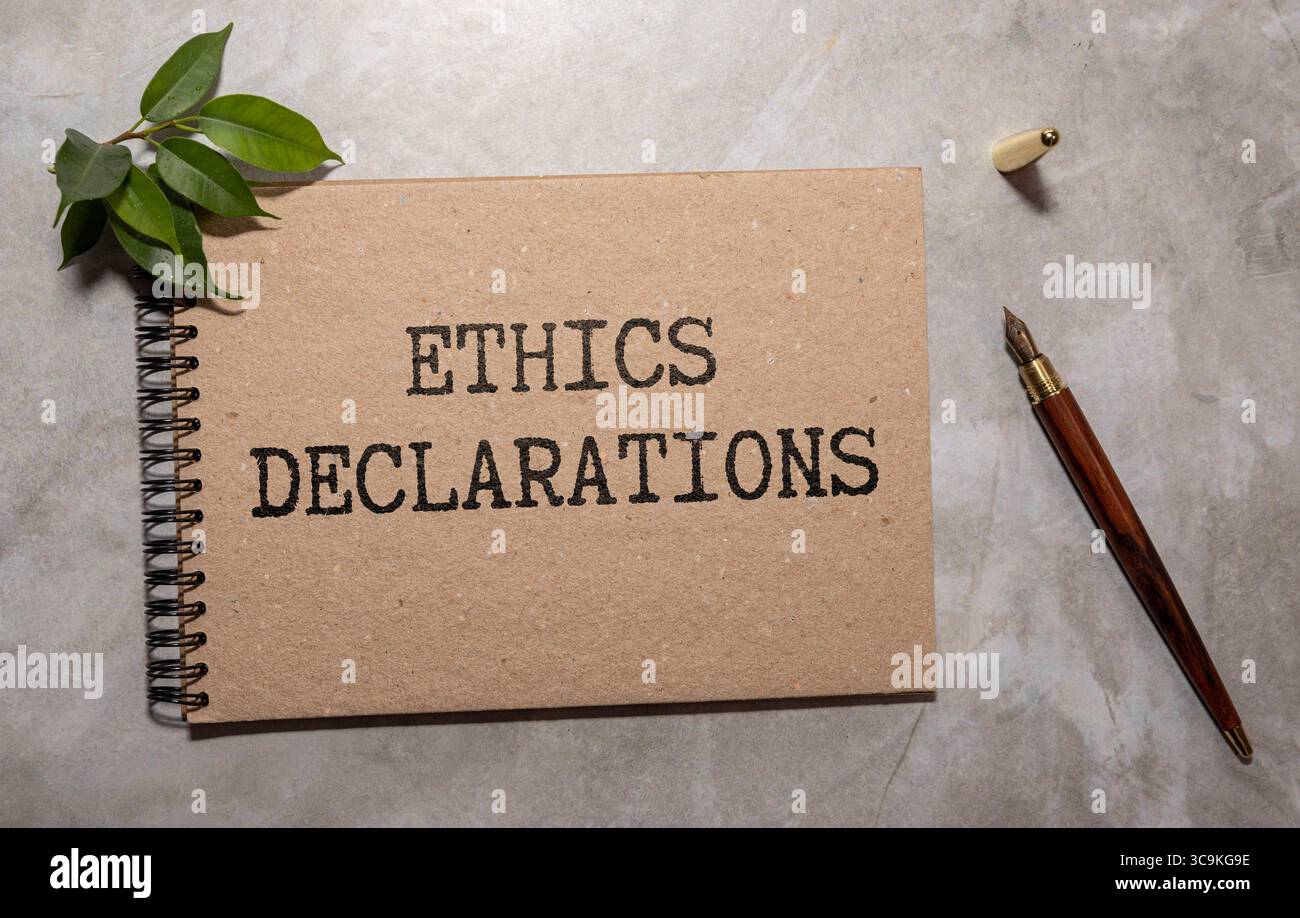 White Paper mit Text Ethik First und Judge's Gavel – Konzept der moralischen Gerechtigkeit, der rechtlichen Integrität, der fairen Entscheidung, des ethischen Rechts und der Verantwortung in LE Stockfoto