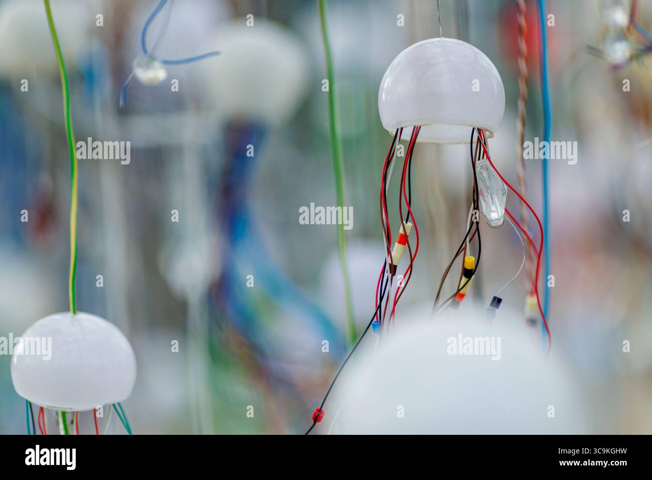 Der Schweizer Künstler Bertrand Cazenave mit seinen verschiedenen Qualleninstallationen aus Plastikmüll. Die Anlagen sind während der Verhandlungen über den Globalen Plastikvertrag vor dem Hauptsitz der Vereinten Nationen in Genf zu sehen. Cazenave verwendet die Kunststoffabfälle in seinen Anlagen und organisiert Workshops, um das Bewusstsein für die dringende Notwendigkeit der Abfallreduzierung und die Gefahren von Mikroplastik zu schärfen. Quelle: Orjan Ellingvag/Alamy Live News Stockfoto