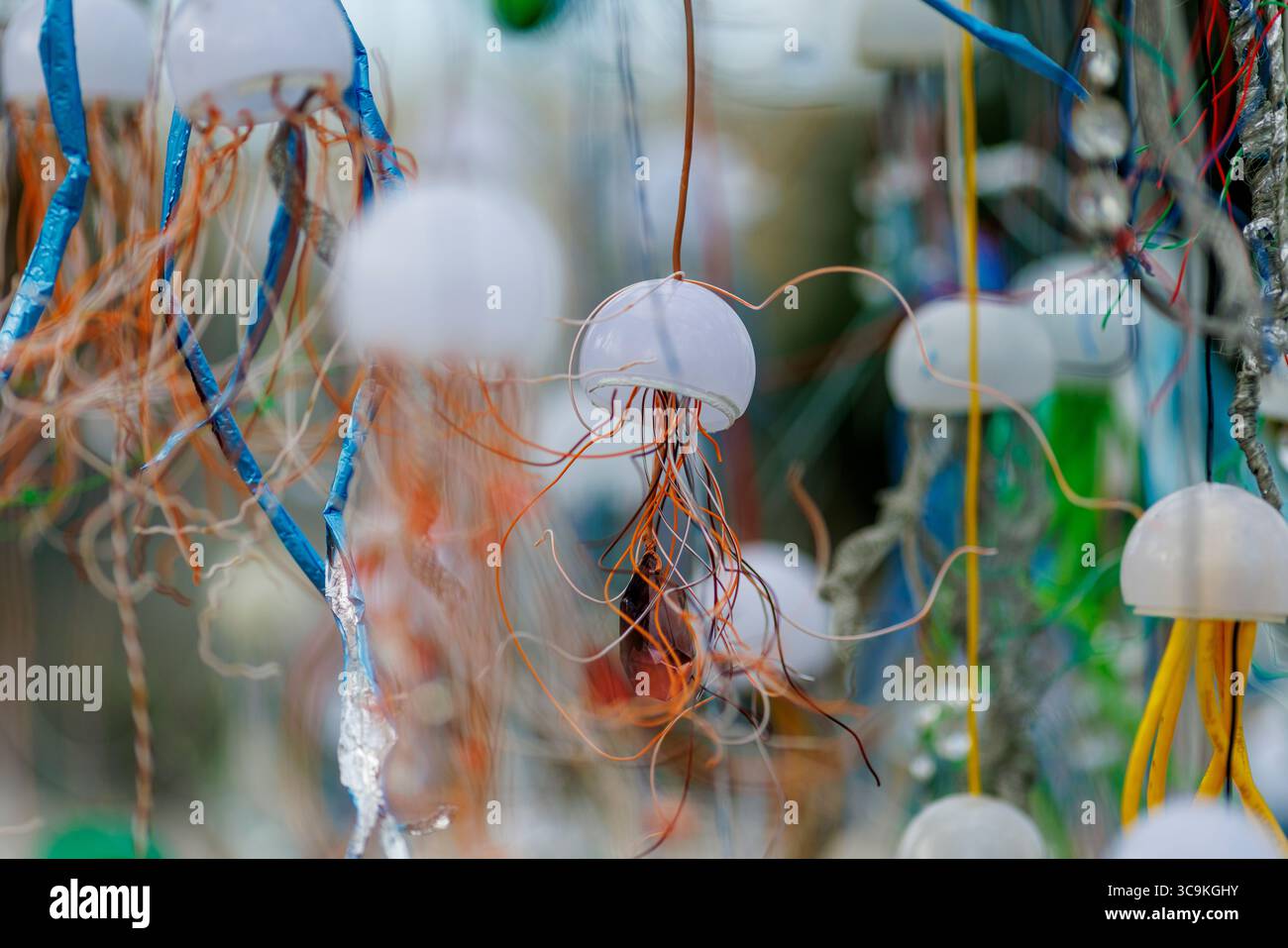 Der Schweizer Künstler Bertrand Cazenave mit seinen verschiedenen Qualleninstallationen aus Plastikmüll. Die Anlagen sind während der Verhandlungen über den Globalen Plastikvertrag vor dem Hauptsitz der Vereinten Nationen in Genf zu sehen. Cazenave verwendet die Kunststoffabfälle in seinen Anlagen und organisiert Workshops, um das Bewusstsein für die dringende Notwendigkeit der Abfallreduzierung und die Gefahren von Mikroplastik zu schärfen. Quelle: Orjan Ellingvag/Alamy Live News Stockfoto