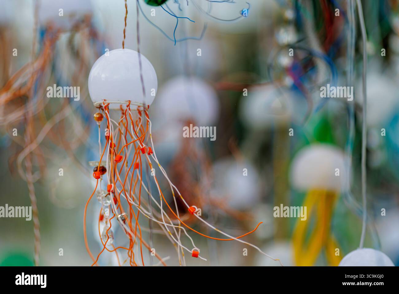 Der Schweizer Künstler Bertrand Cazenave mit seinen verschiedenen Qualleninstallationen aus Plastikmüll. Die Anlagen sind während der Verhandlungen über den Globalen Plastikvertrag vor dem Hauptsitz der Vereinten Nationen in Genf zu sehen. Cazenave verwendet die Kunststoffabfälle in seinen Anlagen und organisiert Workshops, um das Bewusstsein für die dringende Notwendigkeit der Abfallreduzierung und die Gefahren von Mikroplastik zu schärfen. Quelle: Orjan Ellingvag/Alamy Live News Stockfoto
