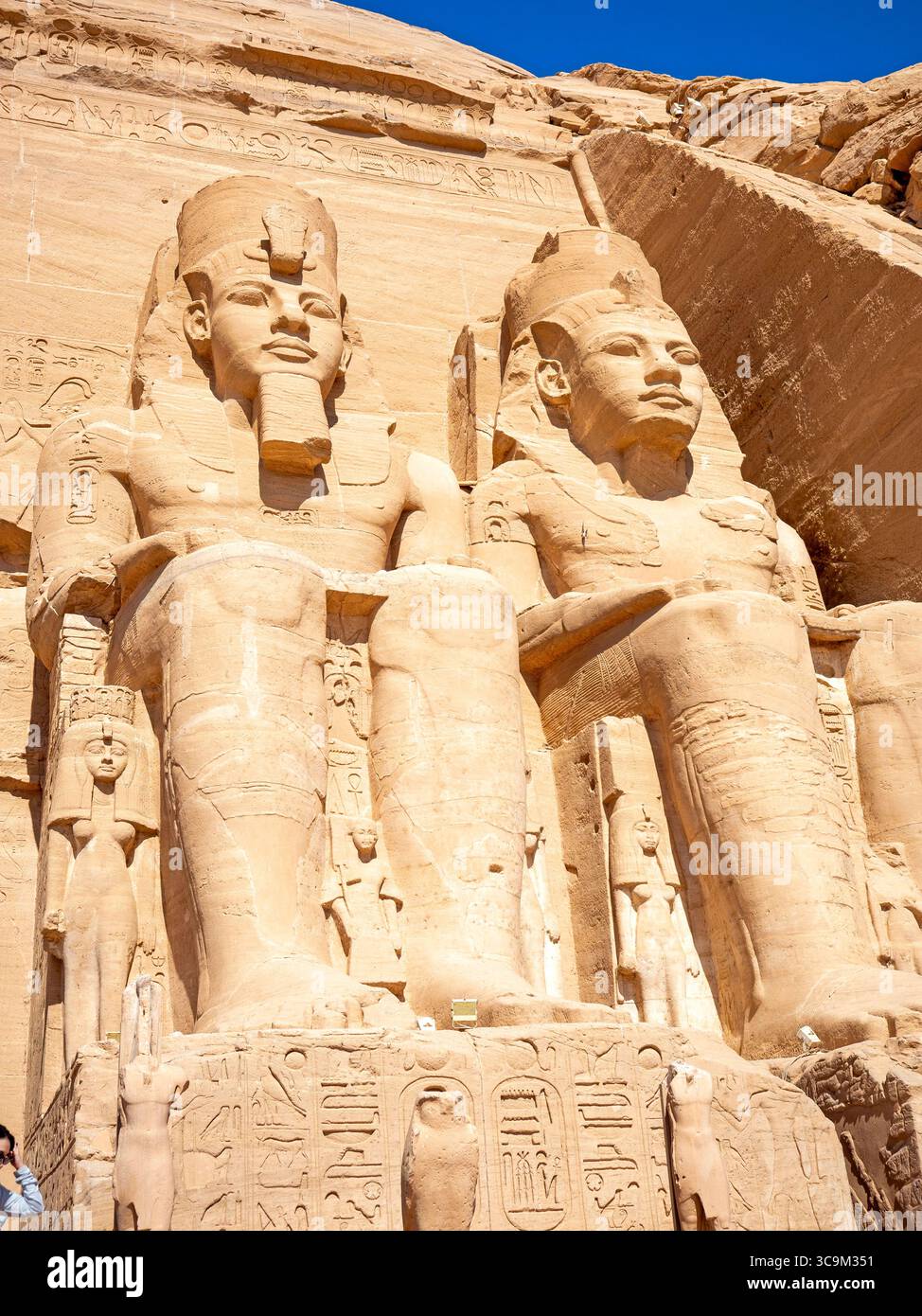 Reliefschnitzerei am Großen Tempel von Ramses II. In Abu Simbel Stockfoto