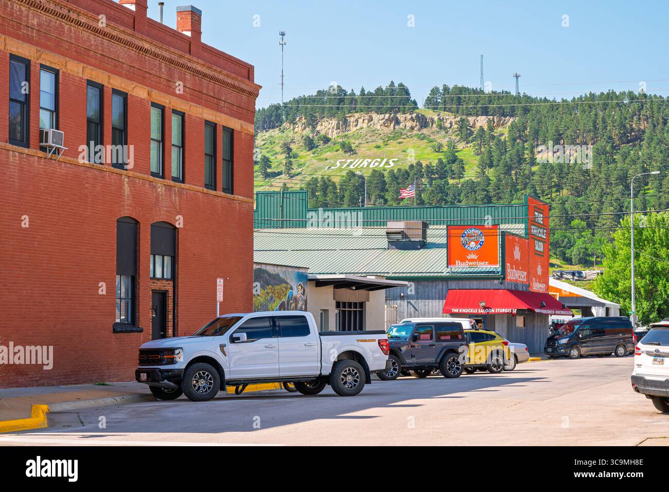 Die legendären Sturgis-Buchstaben auf einem Hügel über der kleinen Stadt Sturgis in South Dakota, wo jährlich die Sturgis Motorcycle Rallye stattfindet. Stockfoto