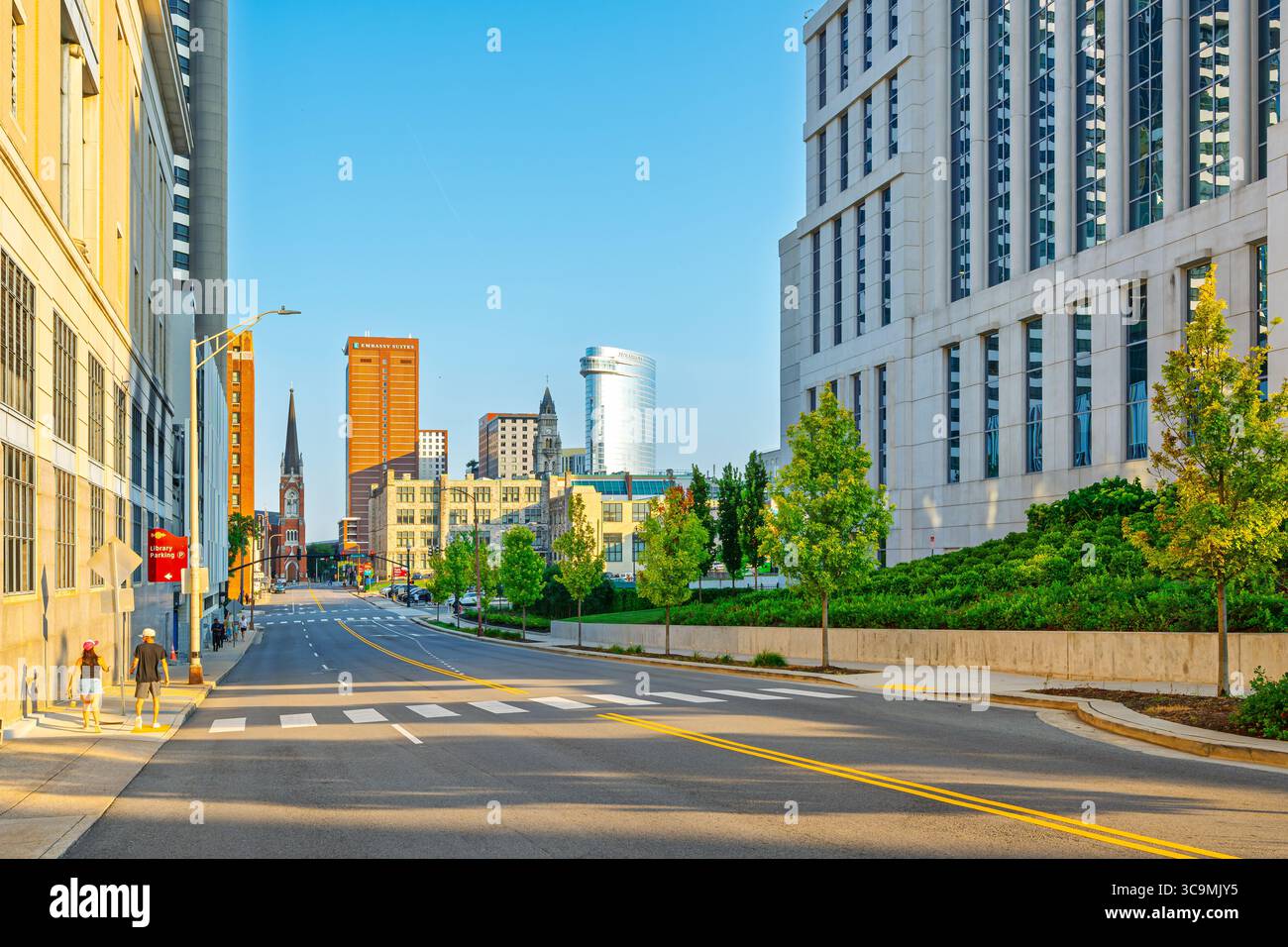 Blick von der 7th Avenue auf die First Baptist Church in und Skyline der Innenstadt von Nashville, Tennessee. Stockfoto