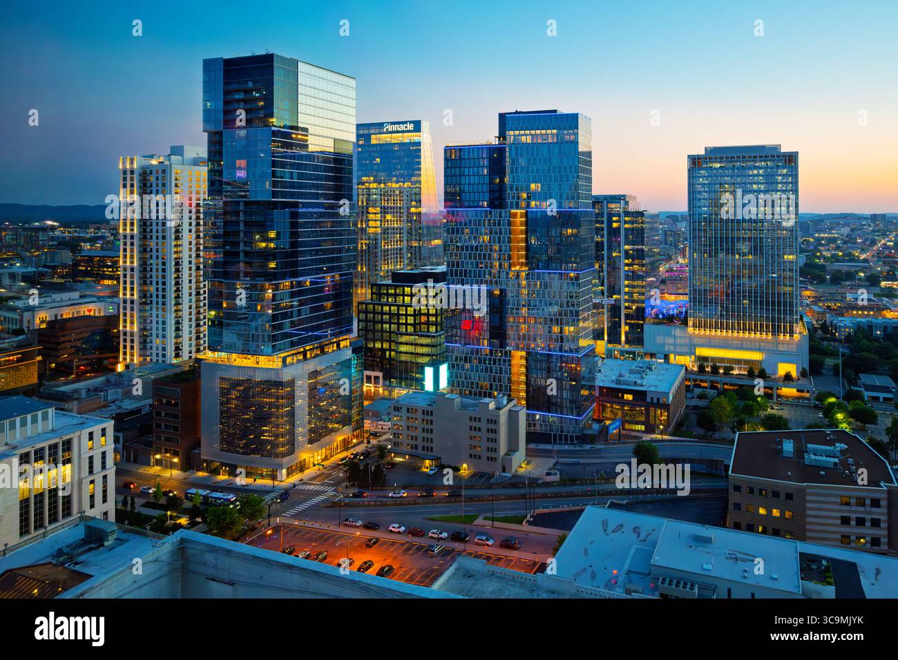 Blick auf die beleuchtete Skyline der Innenstadt von Nashville, Tennessee in der Dämmerung. Stockfoto