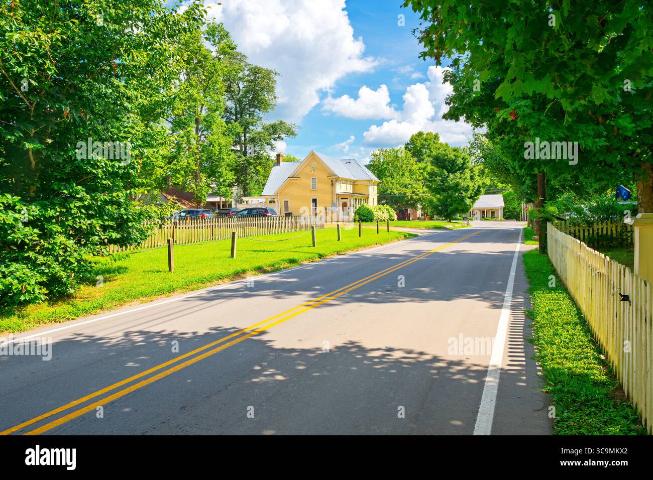 Eine malerische, von Bäumen gesäumte Straße durch das Zentrum von Leiper's Fork, einem historischen Dorf in den ländlichen Hügeln in der Nähe von Nashville, Tennessee. Stockfoto