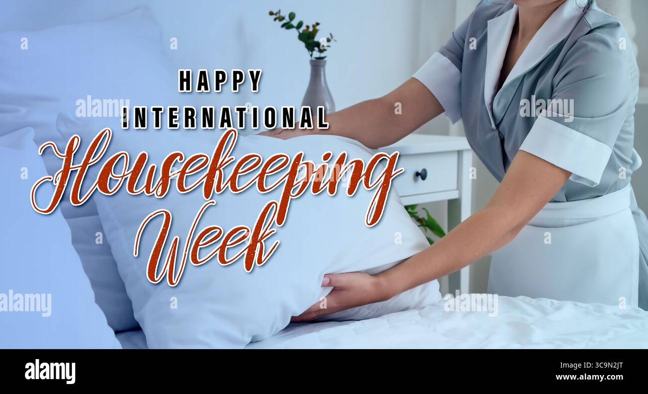 Zimmermädchen machen Bett im Hotelzimmer. Happy International Housekeeping Week Stockfoto