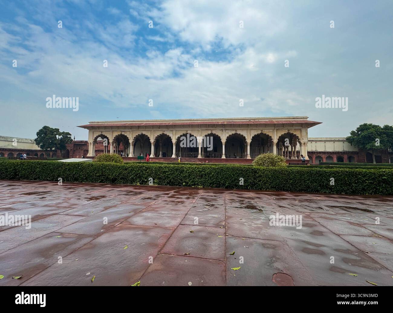 Enthüllender architektonischer Glanz - Diwan-i-am (Halle des öffentlichen Publikums) in Agra Fort, Agra, Indien Stockfoto