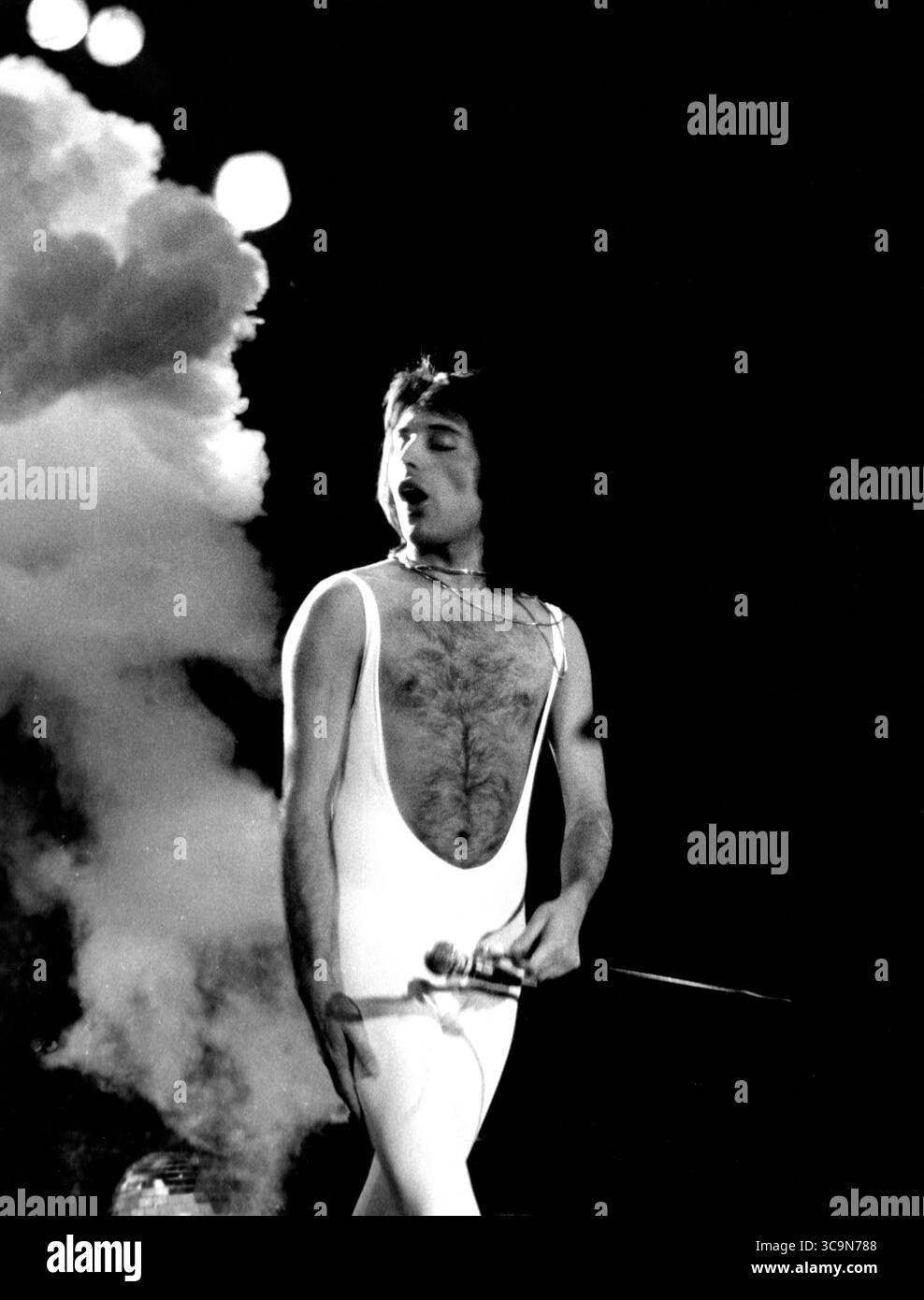 Indianapolis, Indiana, USA: QUEEN-FREDDY MERCURY-Performing during A Day at the Races Tour-Indiana Convention and Civic Center – Jan. 16, 1977 (Foto: © Christopher Helton Via ZUMA Press Wire) Stockfoto