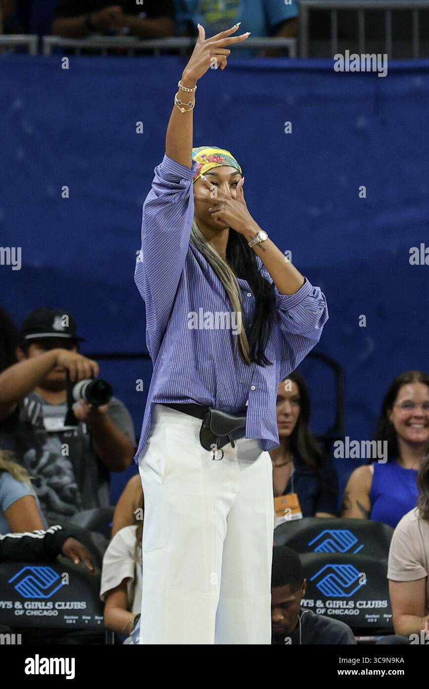 Chicago, USA. August 2025. Chicago, USA, 5. August 2025: Angel Reese (5 Chicago Sky) feiert am Dienstag, den 5. August 2025 in der Wintrust Arena, Chicago, USA, einen Dreier-Zeiger während des Spiels zwischen den Chicago Sky und Washington Mystics. (KEINE KOMMERZIELLE NUTZUNG) (Shaina Benhiyoun/SPP) Guthaben: SPP Sport Pressefoto. /Alamy Live News Stockfoto