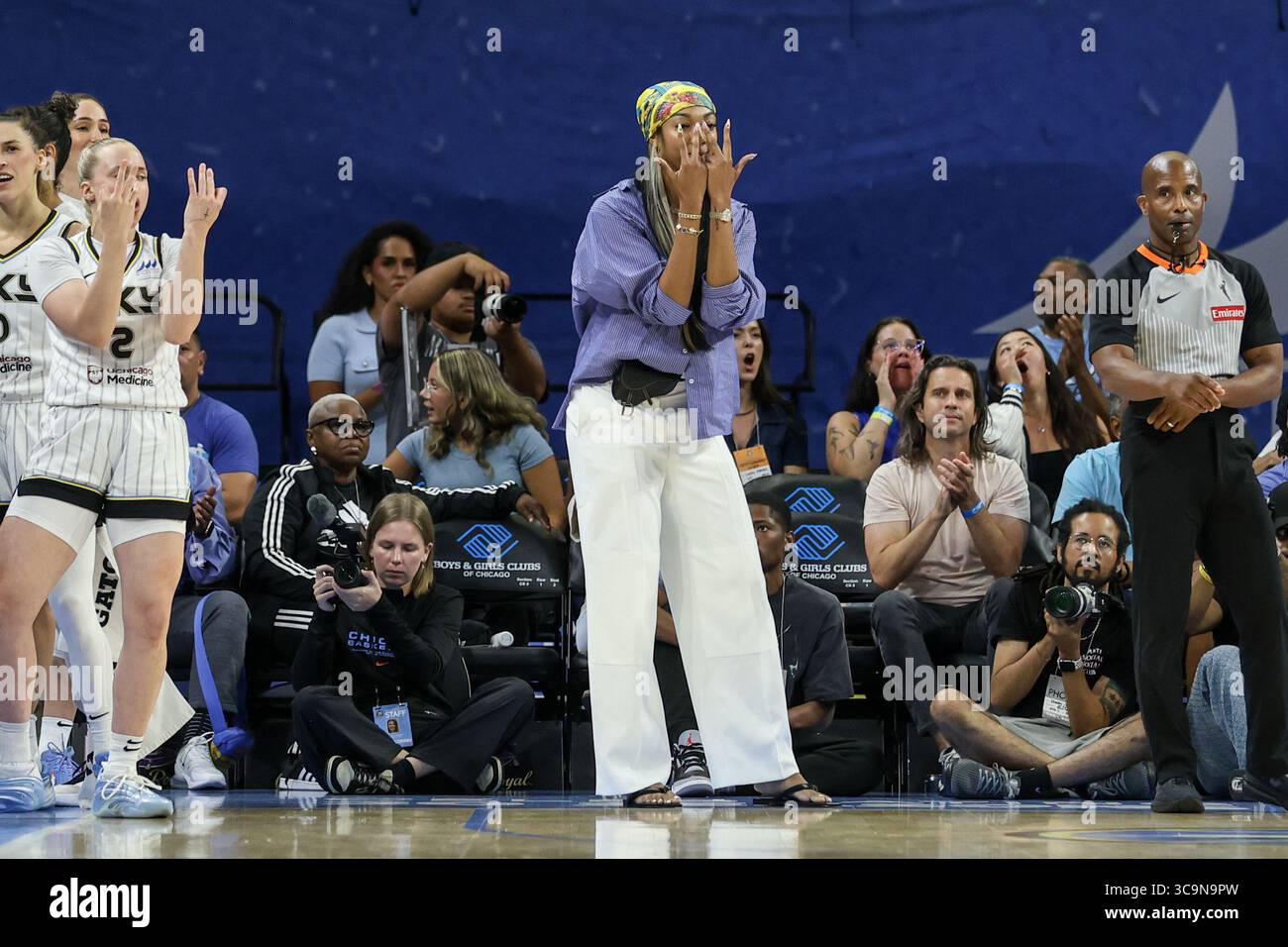 Chicago, USA. August 2025. Chicago, USA, 5. August 2025: Angel Reese (5 Chicago Sky) feiert am Dienstag, den 5. August 2025 in der Wintrust Arena, Chicago, USA, einen Dreier-Zeiger während des Spiels zwischen den Chicago Sky und Washington Mystics. (KEINE KOMMERZIELLE NUTZUNG) (Shaina Benhiyoun/SPP) Guthaben: SPP Sport Pressefoto. /Alamy Live News Stockfoto