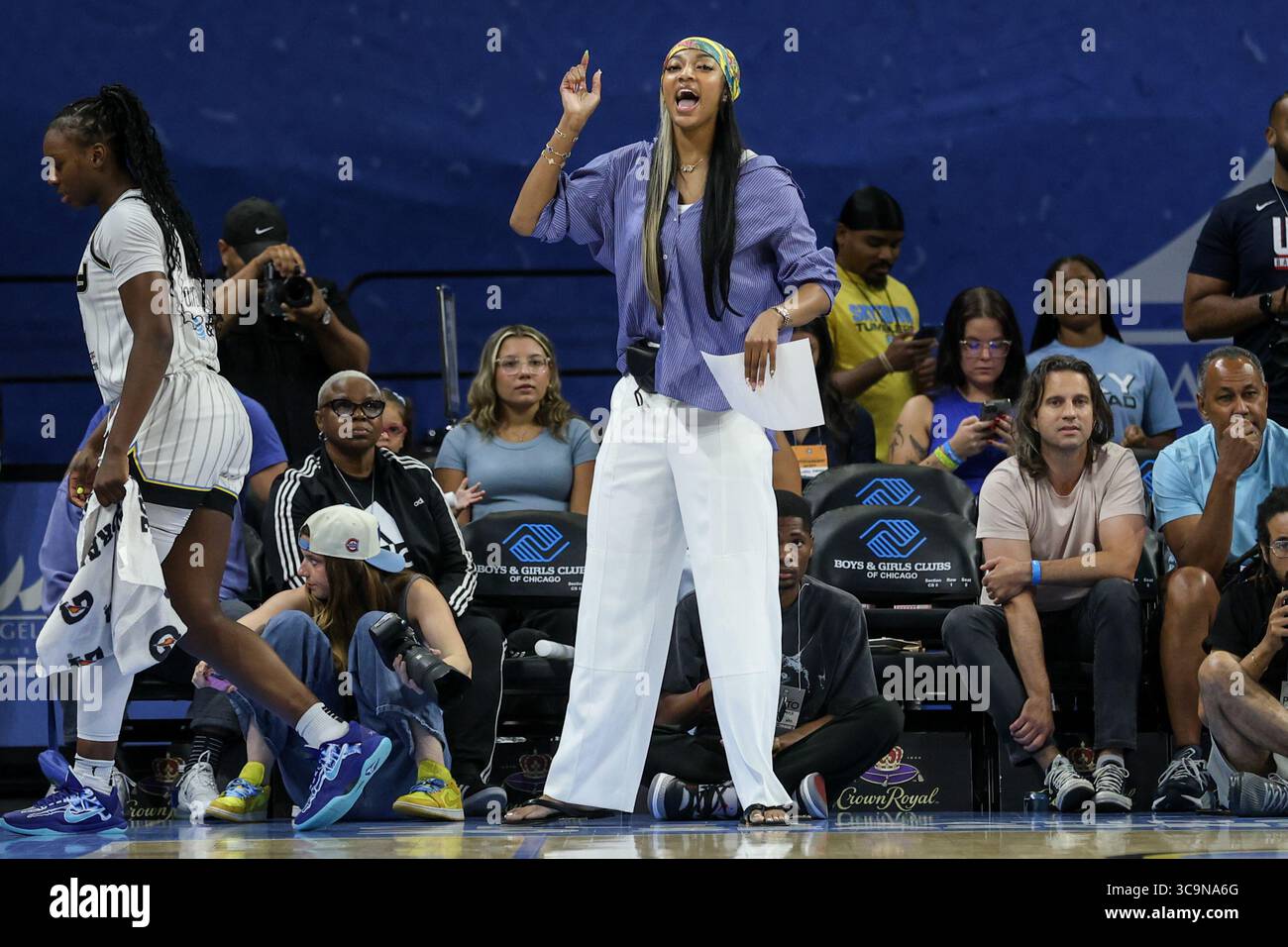 Chicago, USA. August 2025. Chicago, USA, 5. August 2025: Angel Reese (5 Chicago Sky) reagiert auf ein Spiel zwischen den Chicago Sky und Washington Mystics am Dienstag, 5. August 2025 in der Wintrust Arena, Chicago, USA. (KEINE KOMMERZIELLE NUTZUNG) (Shaina Benhiyoun/SPP) Guthaben: SPP Sport Pressefoto. /Alamy Live News Stockfoto