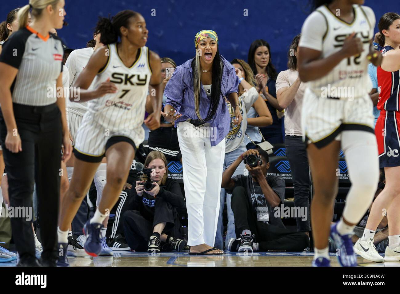 Chicago, USA. August 2025. Chicago, USA, 5. August 2025: Angel Reese (5 Chicago Sky) reagiert auf ein Spiel zwischen den Chicago Sky und Washington Mystics am Dienstag, 5. August 2025 in der Wintrust Arena, Chicago, USA. (KEINE KOMMERZIELLE NUTZUNG) (Shaina Benhiyoun/SPP) Guthaben: SPP Sport Pressefoto. /Alamy Live News Stockfoto