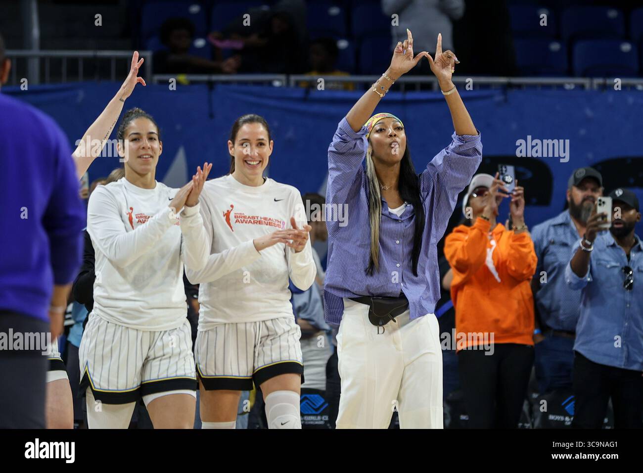 Chicago, USA. August 2025. Chicago, USA, 5. August 2025: Angel Reese (5 Chicago Sky) gibt ein „W“-Zeichen nach dem Spiel zwischen den Chicago Sky und Washington Mystics am Dienstag, 5. August 2025 in der Wintrust Arena, Chicago, USA. (KEINE KOMMERZIELLE NUTZUNG) (Shaina Benhiyoun/SPP) Guthaben: SPP Sport Pressefoto. /Alamy Live News Stockfoto