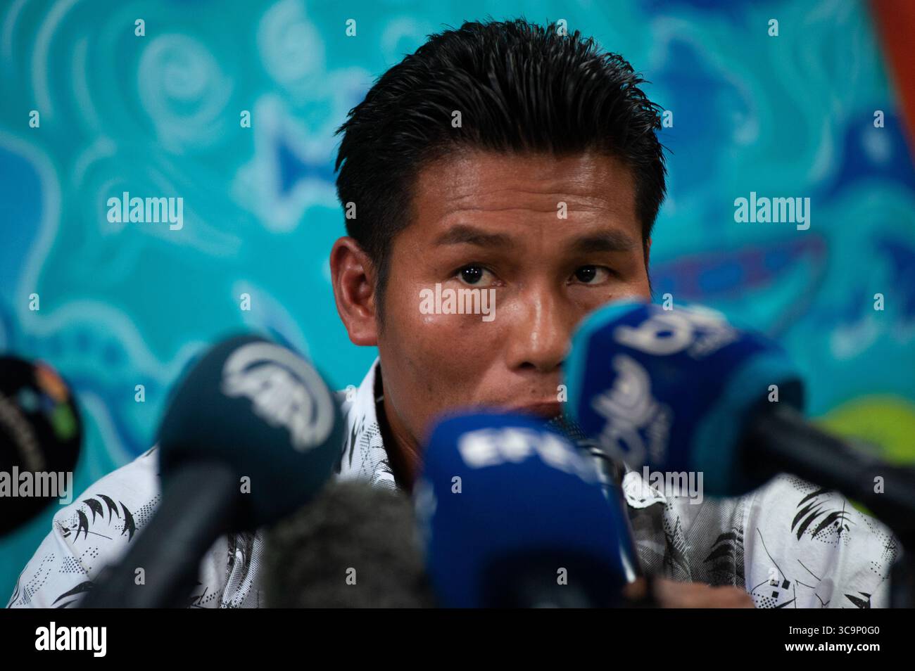 Juni 2023, Bogota, Cundinamarca, Kolumbien: Dairo Mucutuy, Onkel überlebender Kinder aus einem Cessna 206 Flugzeug, das während einer Pressekonferenz in Bogota, Kolumbien, abgestürzt ist. Juni 2023. Nachdem vier indigene Kinder am 9. Juni 2023 im kolumbianischen Amazonasgebiet gerettet wurden, nachdem sie 40 Tage im Dschungel überlebt hatten, sagen die Aussagen, dass Kinder bei guter Gesundheit sind, aber immer noch auf „hohem Risiko“ der Infektion des Militärkrankenhauses, das sie behandelt, am 15. Juni. Es dauerte fast 200 Militärangehörige mit Such-Hunden und indigenen Rettern 40 Tage, um die Geschwister unter schwierigen Bedingungen im Dschungel aufzuspüren. (Credi Stockfoto