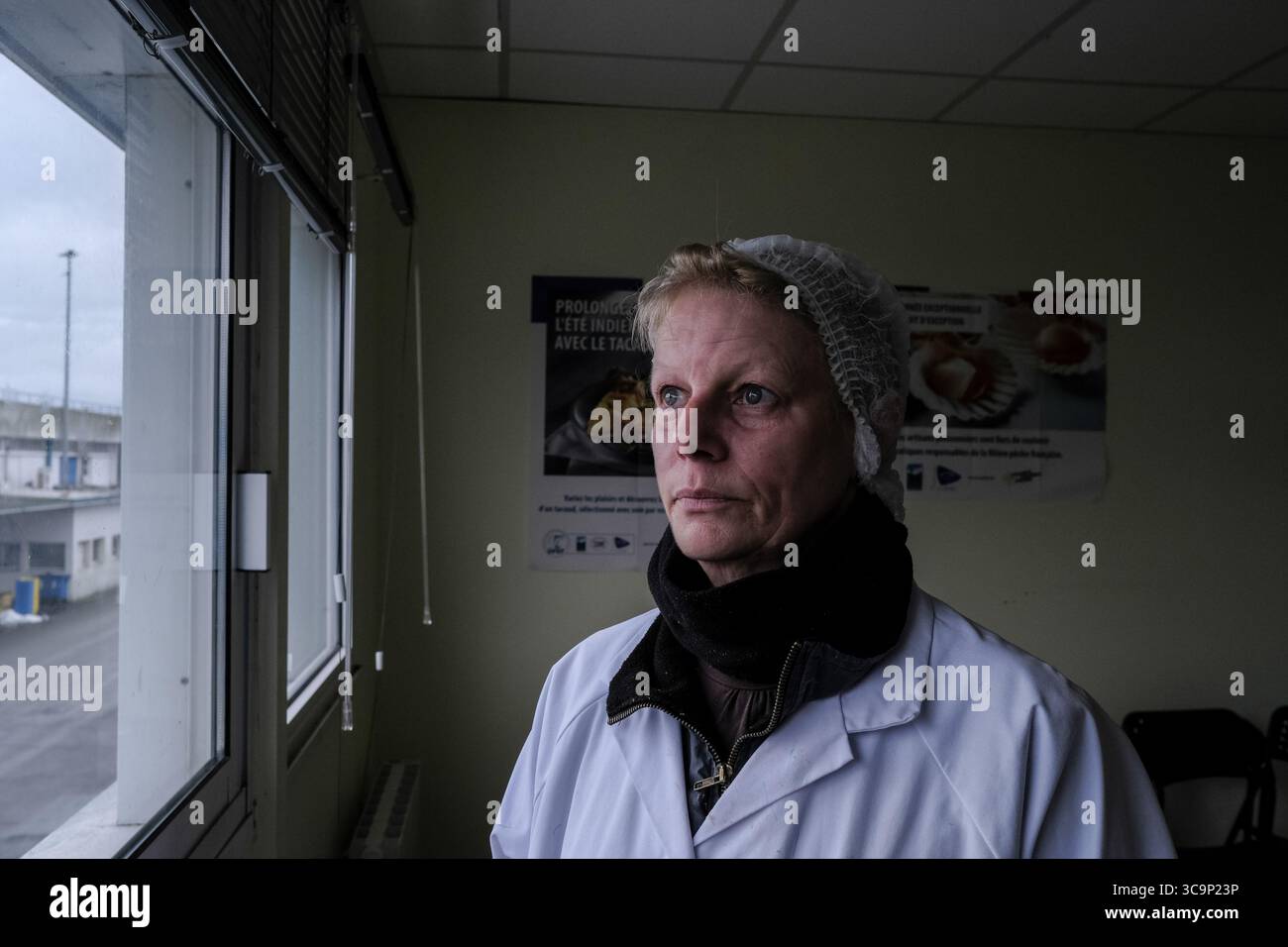 16. Dezember 2020, Lorient, Bretagne, Frankreich: Edith ist 59 Jahre alt und hat 39 davon damit verbracht, Fische zu schneiden, den Bauch zu öffnen und die Eingeweide zu entfernen. Sie ist Fileterin, wie ihre elf Kollegen in der Werkstatt. Mit 1.700 Euro im Monat (neue Rekruten verdienen den Mindestlohn) muss der ehemalige Nordländer um sechs Uhr morgens am Laufen sein, "immer das Gleiche tun". "Außerdem mag ich keinen Fisch", sagt sie. Die Wiederholungen, genau wie beim Angeln, brechen die Leiche. Meine Hände, Nacken, Schultern und der untere Rücken weh. Ich habe diesen Schmerz seit mindestens zwanzig Jahren. Einmal wurde ich verhaftet. Das hatte ich Stockfoto
