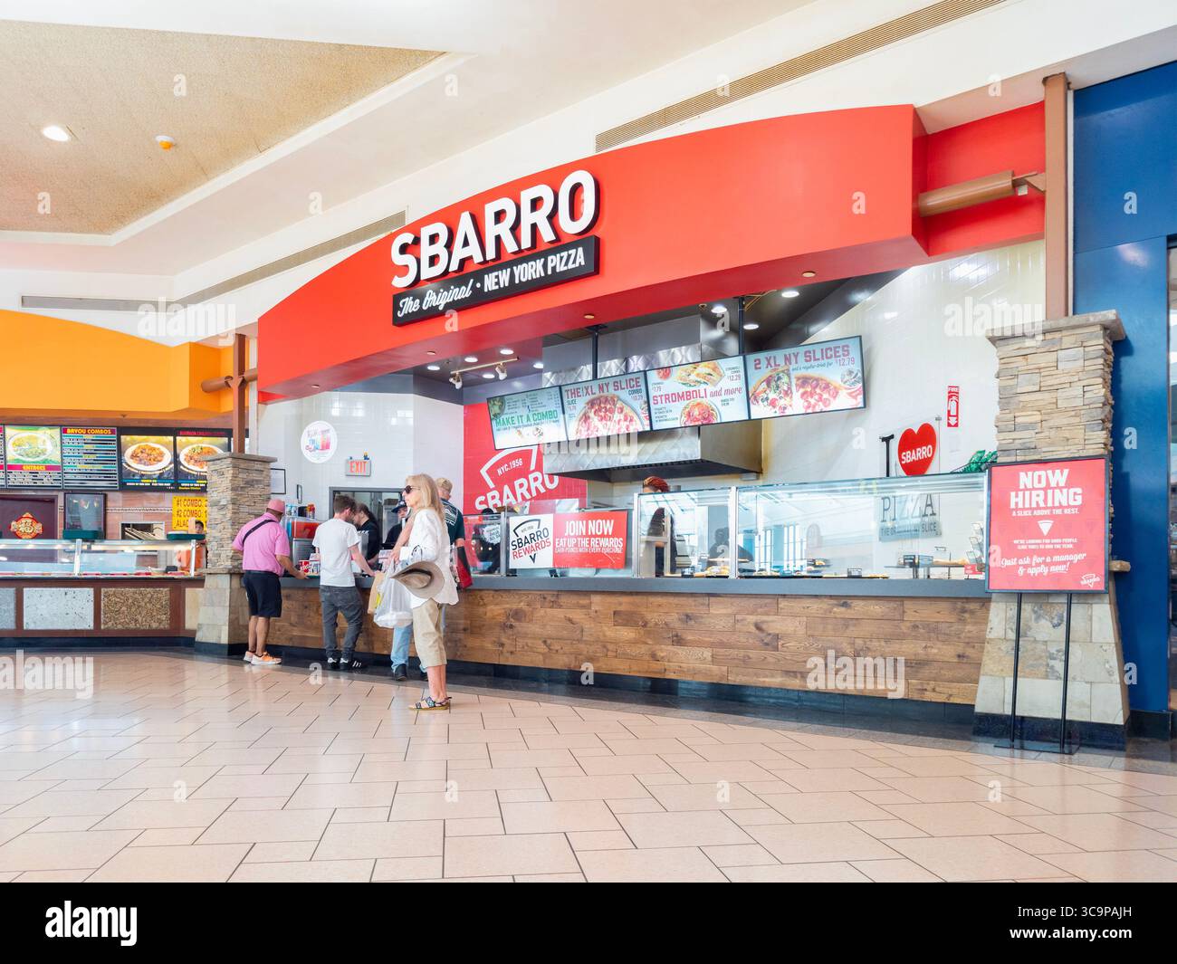 Syracuse, NY - 21. Juli 2025: Sbarro Restaurant ist eine italienisch-amerikanische Fast-Food-Kette, die für ihre Pizza im New Yorker Stil bekannt ist und 1956 in Brooklyn gegründet wurde Stockfoto
