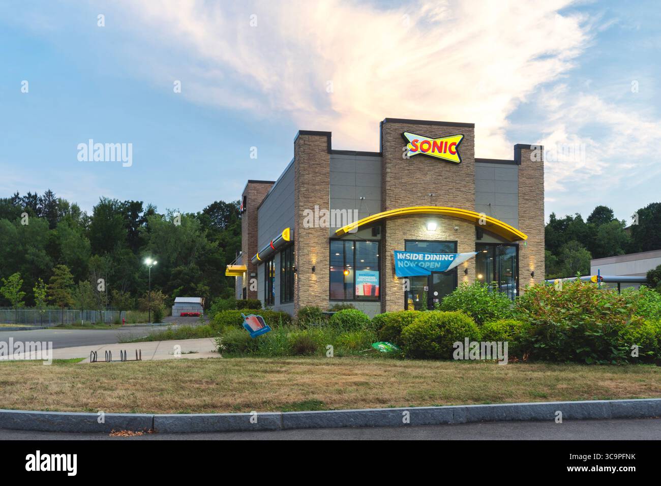 DeWitt, NY – 30. Juli 2025: Sonic oder Sonic Drive-in ist eine US-amerikanische Fast-Food-Restaurantkette, die für ihre Drive-in- und Carhop-Services, Server auf Roller, bekannt ist Stockfoto