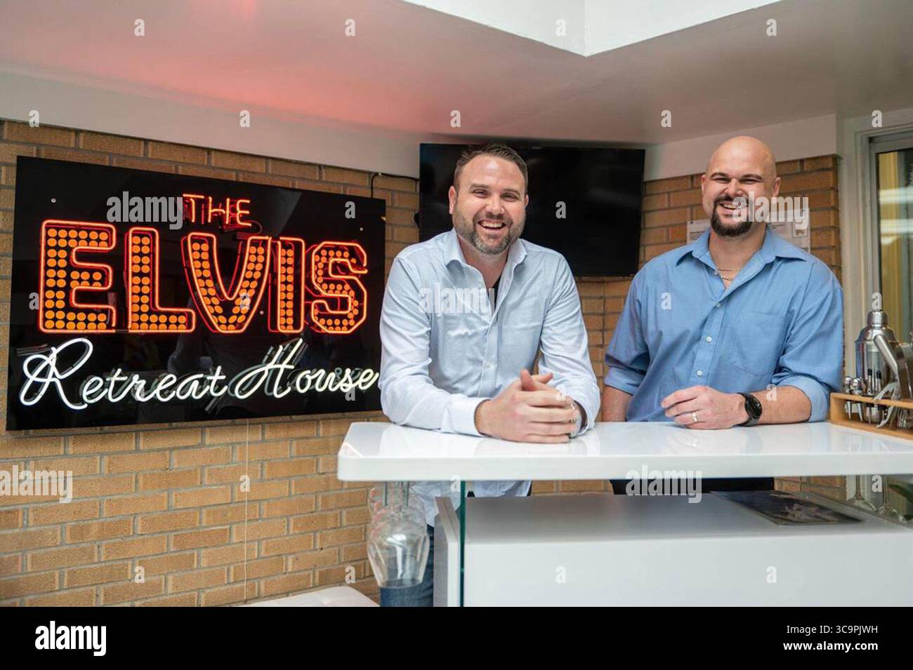 27. März 2023: Chris Bingham, Linke, und Cody Bellah sind zwei der vier Besitzer des neuen Elvis Retreat House, einer Airbnb in Independence, Missouri. Die vier Freunde haben das einst private Haus in den letzten vier Monaten selbst umgestaltet und renoviert. (Bild: © Emily Curiel/The Kansas City Star via ZUMA Press Wire) Stockfoto 27. März 2023: Chris Bingham, Linke, und Cody Bellah sind zwei der vier Besitzer des neuen Elvis Retreat House, einer Airbnb in Independence, Missouri. Die vier Freunde haben das einst private Haus in den letzten vier Monaten selbst umgestaltet und renoviert. (Bild: © Emily Curiel/The Kansas City Star via ZUMA Press Wire) Stockfoto