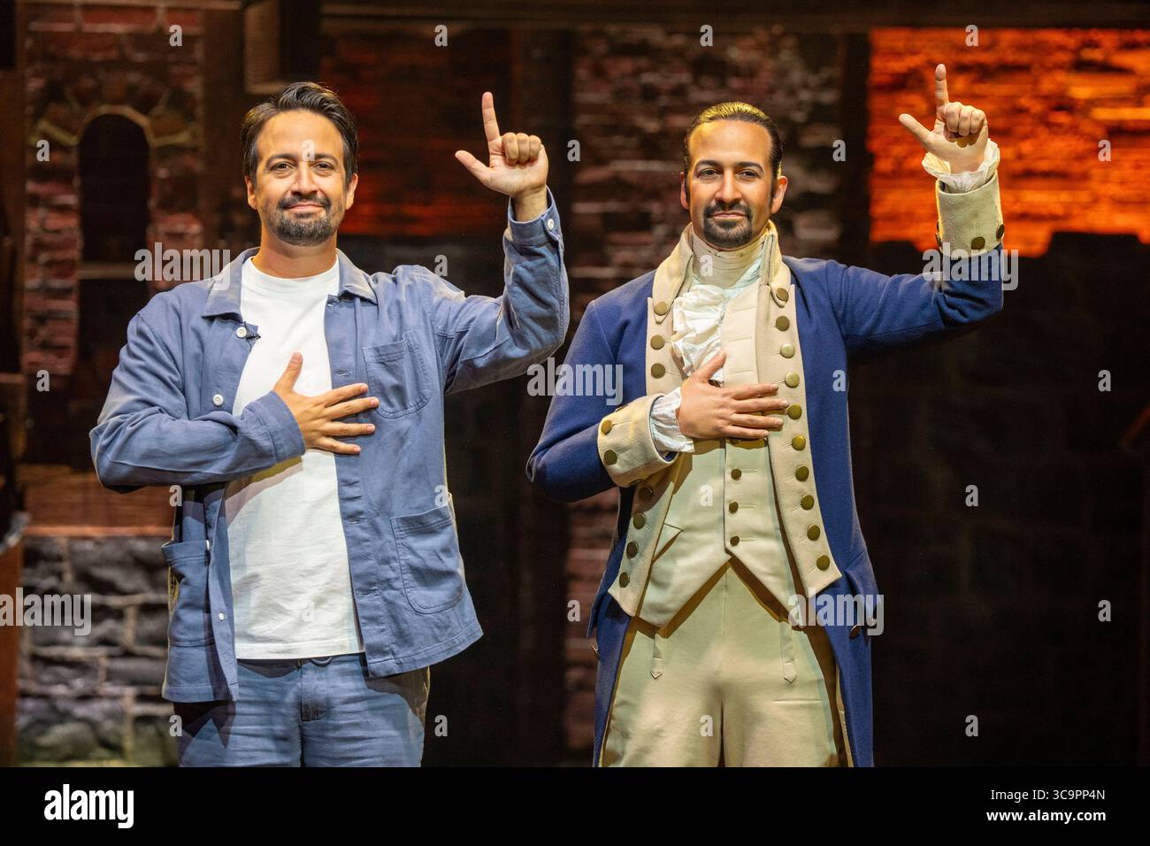 New York, Usa. August 2025. LIN-Manuel Miranda trifft seine neue Wachsfigur Madame Tussauds anlässlich der Show zum 10. Jubiläum Hamilton im Richard Rodgers Theatre in New York City. Quelle: SOPA Images Limited/Alamy Live News Stockfoto