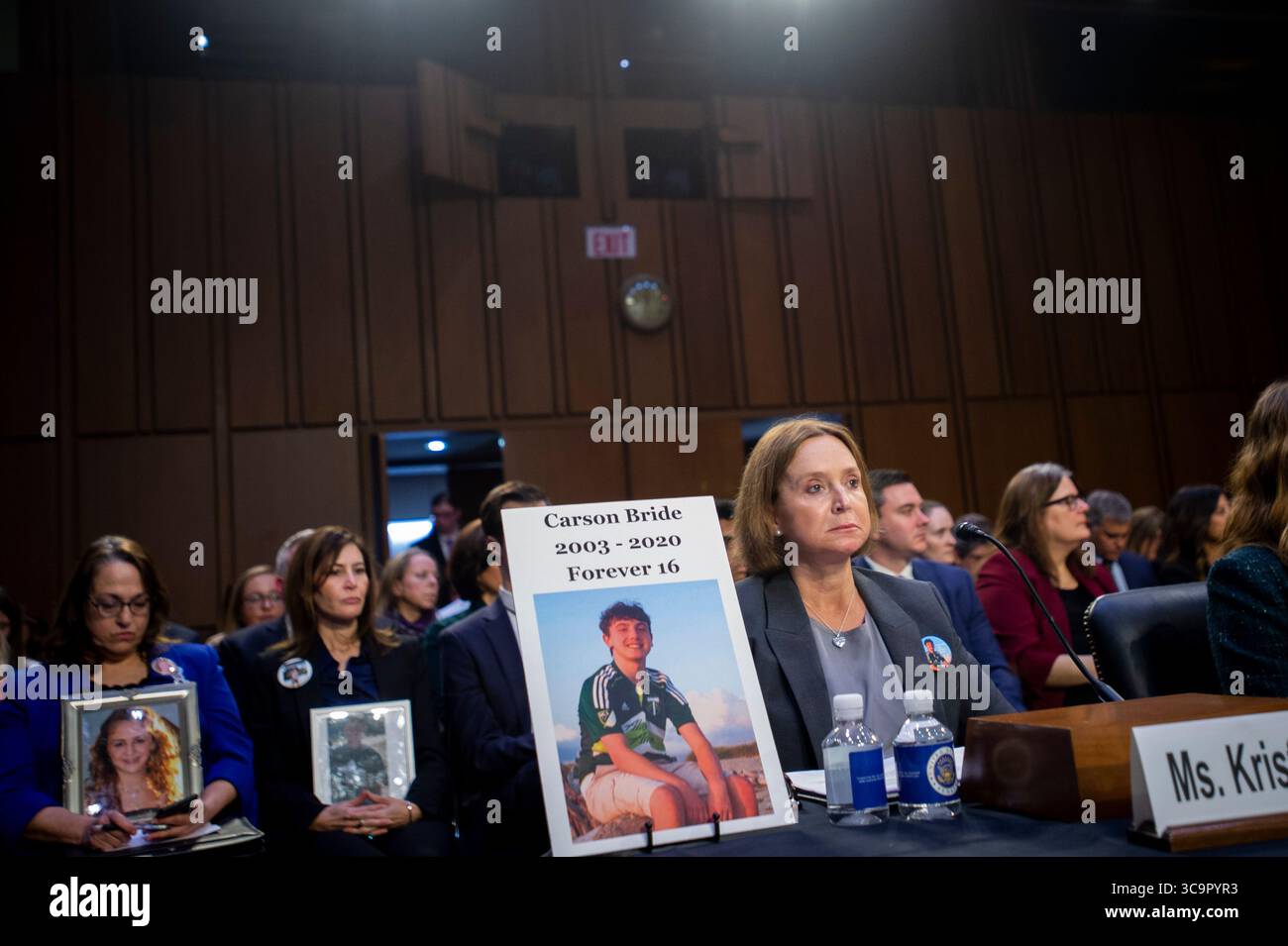 14. Februar 2023, Washington, District of Columbia, USA: Kristin Bride, Überlebende Elternteil und Social Media Reform Advocate, sitzt neben einem Foto ihres 16-jährigen Sohnes Carson Bride, als sie vor einem Senatsausschuss für die Gerichtsverhandlung erscheint, um den Schutz unserer Kinder online zu untersuchen, im Hart Senate Office Building in Washington, DC, Dienstag, den 14. Februar 2023. Nachdem Carson Cybermobbing erlitt, nahm er sich am 23. Juni 2020 das Leben (Foto: © Rod Lamkey/CNP via ZUMA Press Wire) Stockfoto